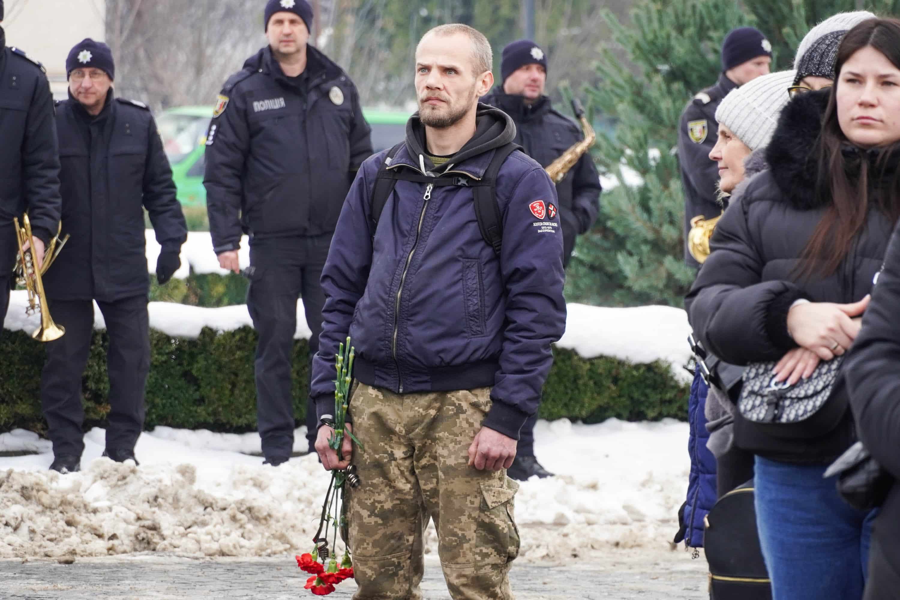 Захищав Україну з перших днів повномасштабного вторгнення росії – в Ужгороді сьогодні попрощалися із полеглим 37-річним захисником Володимиром Малєвим