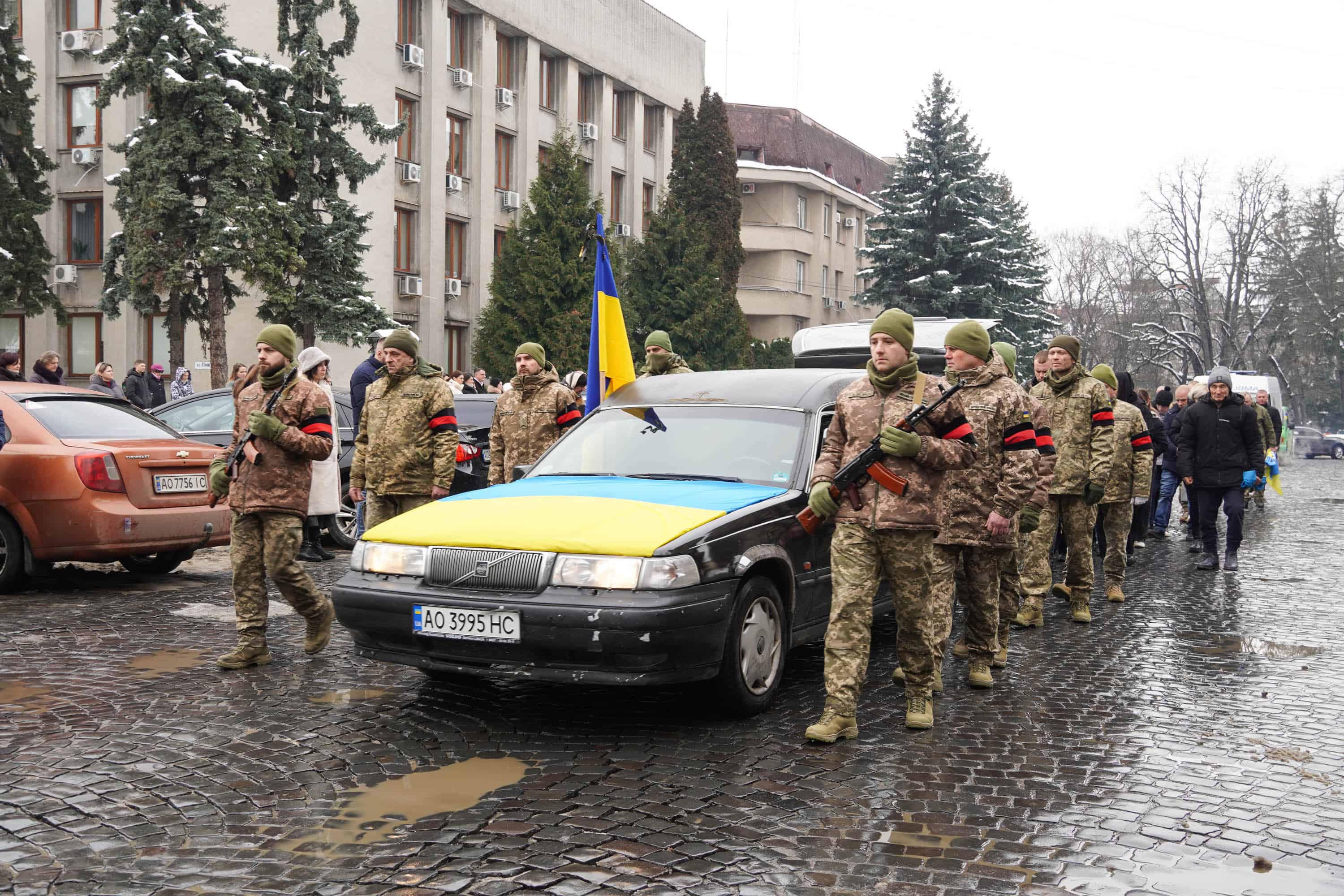 Захищав Україну з перших днів повномасштабного вторгнення росії – в Ужгороді сьогодні попрощалися із полеглим 37-річним захисником Володимиром Малєвим