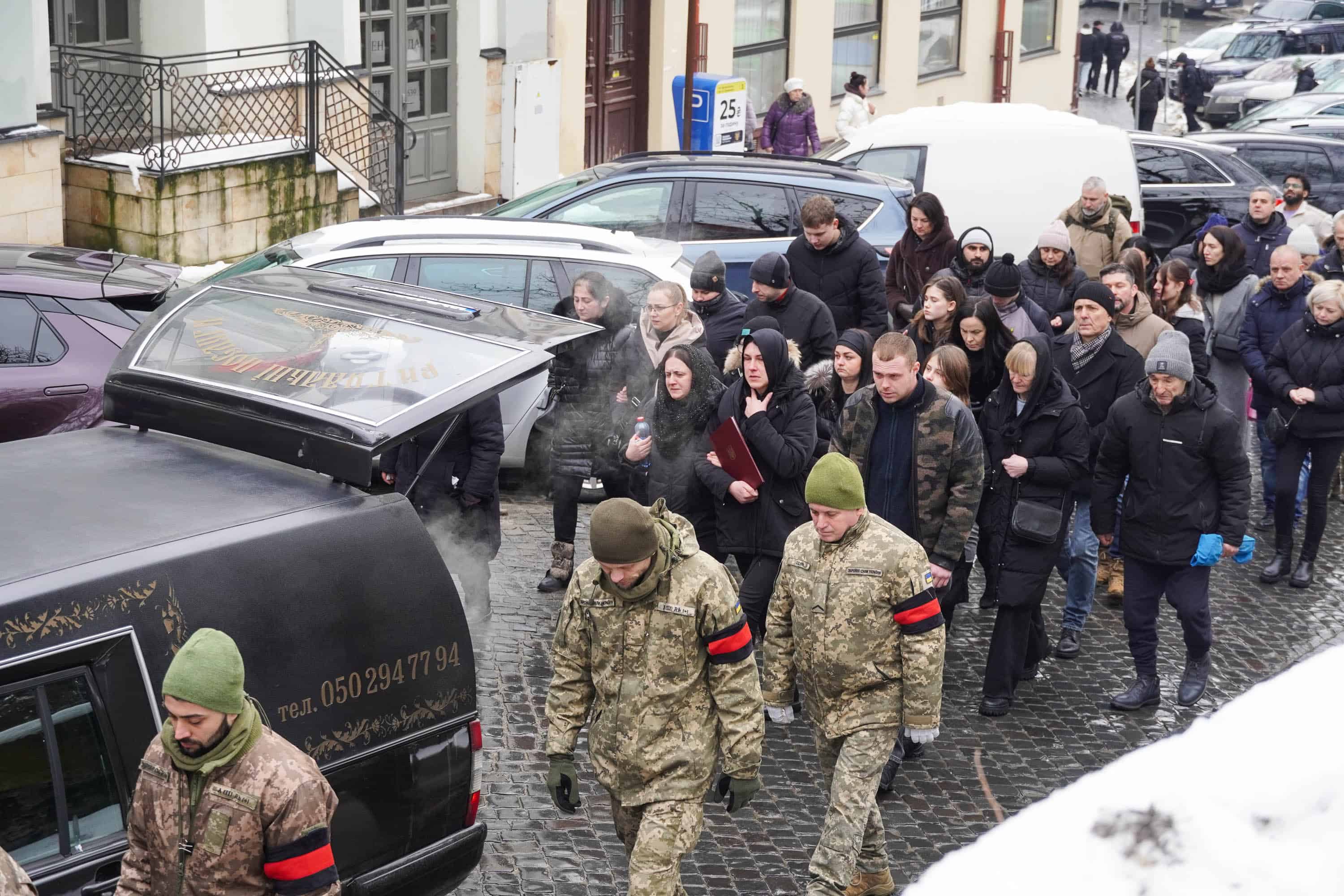 Захищав Україну з перших днів повномасштабного вторгнення росії – в Ужгороді сьогодні попрощалися із полеглим 37-річним захисником Володимиром Малєвим