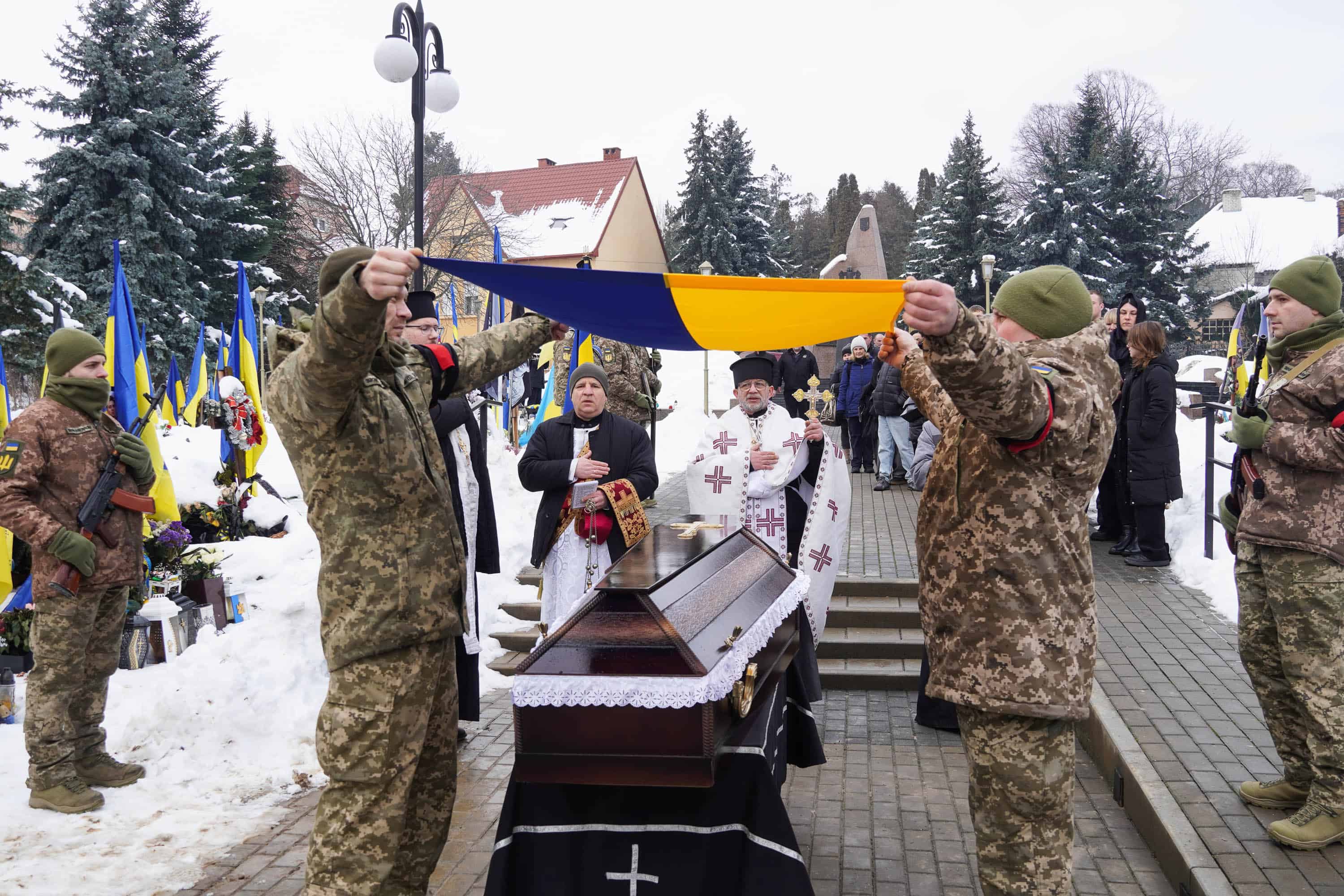 Захищав Україну з перших днів повномасштабного вторгнення росії – в Ужгороді сьогодні попрощалися із полеглим 37-річним захисником Володимиром Малєвим
