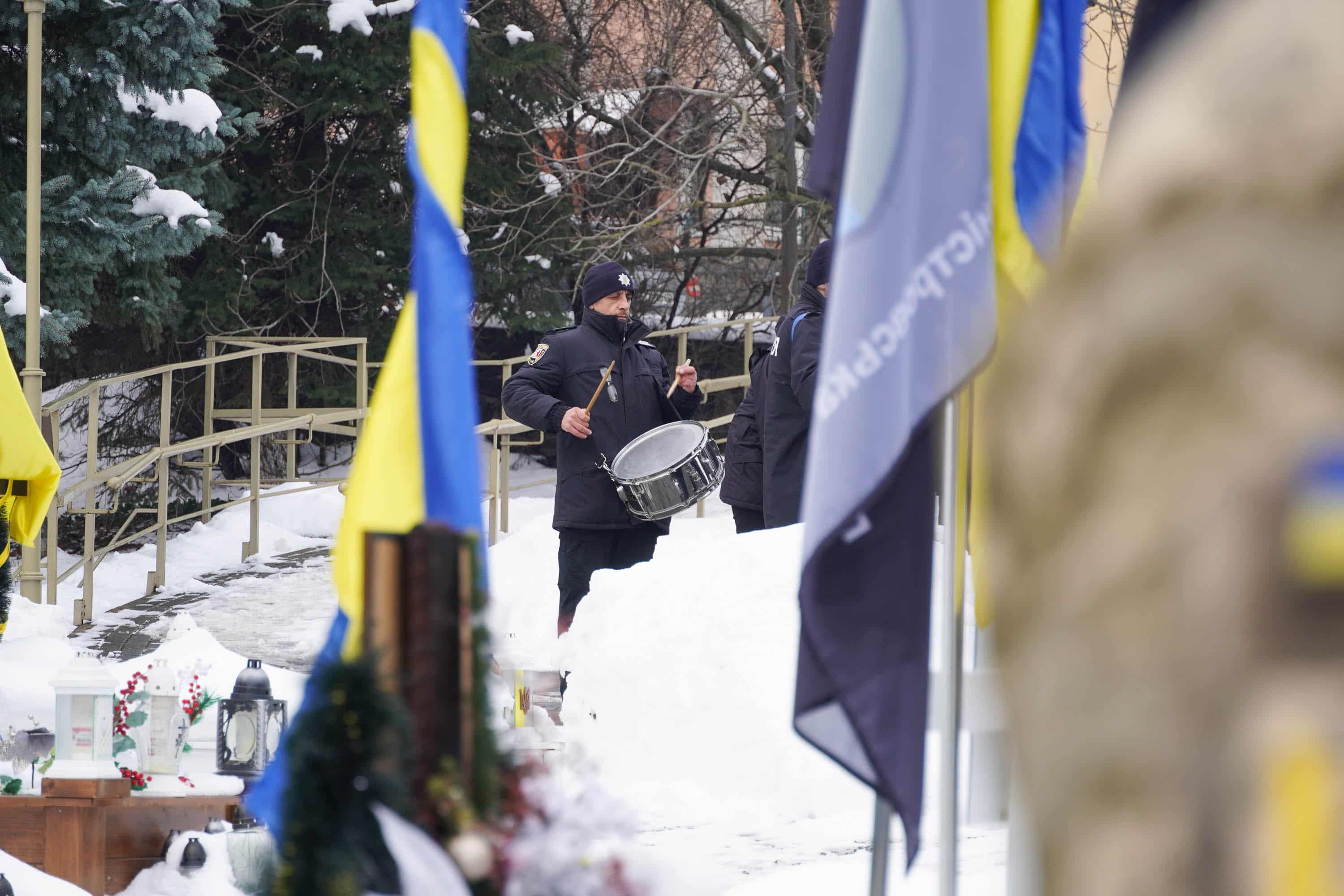 Захищав Україну з перших днів повномасштабного вторгнення росії – в Ужгороді сьогодні попрощалися із полеглим 37-річним захисником Володимиром Малєвим