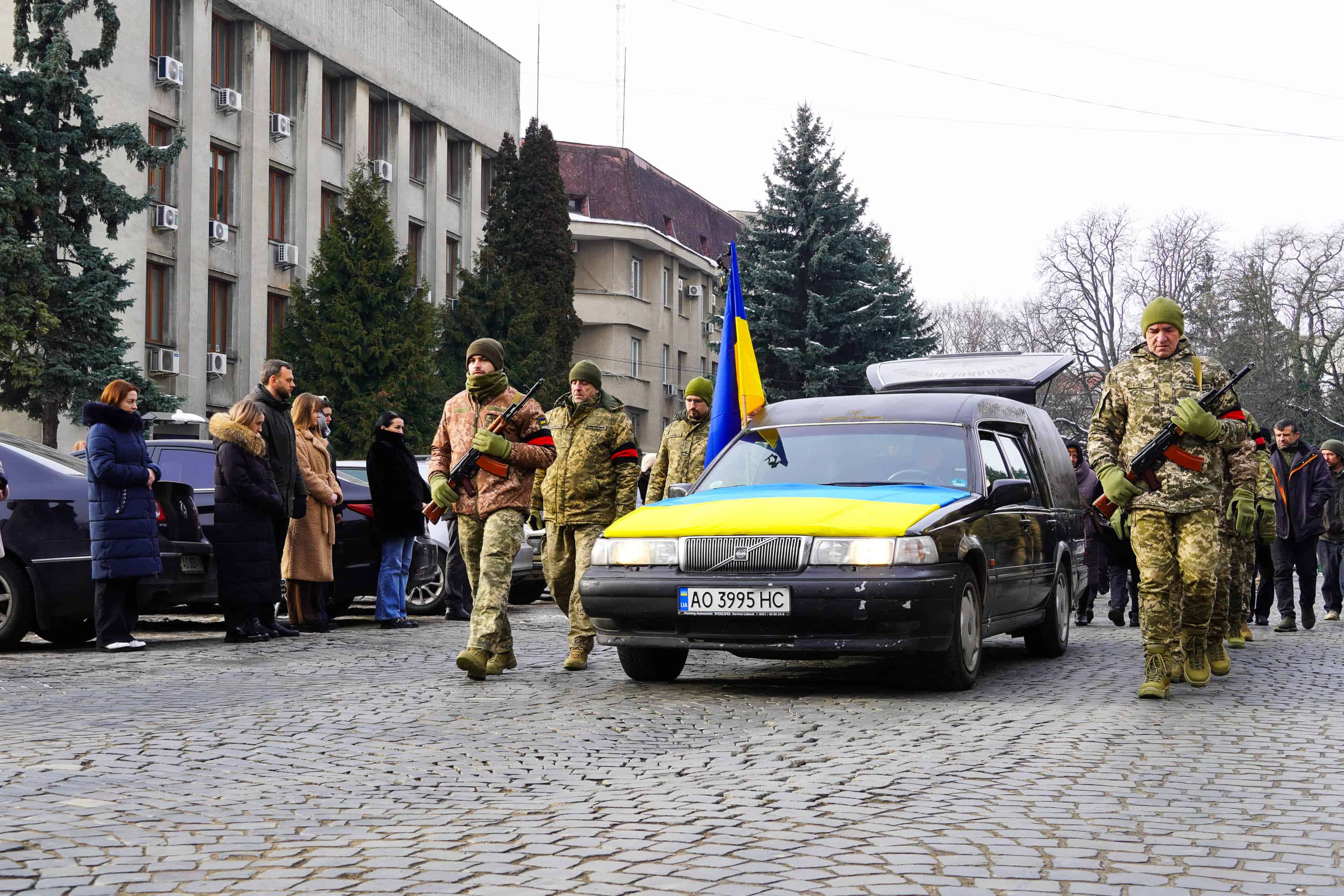 В Ужгороді сьогодні попрощалися із 46-річним солдатом Михайлом Королем