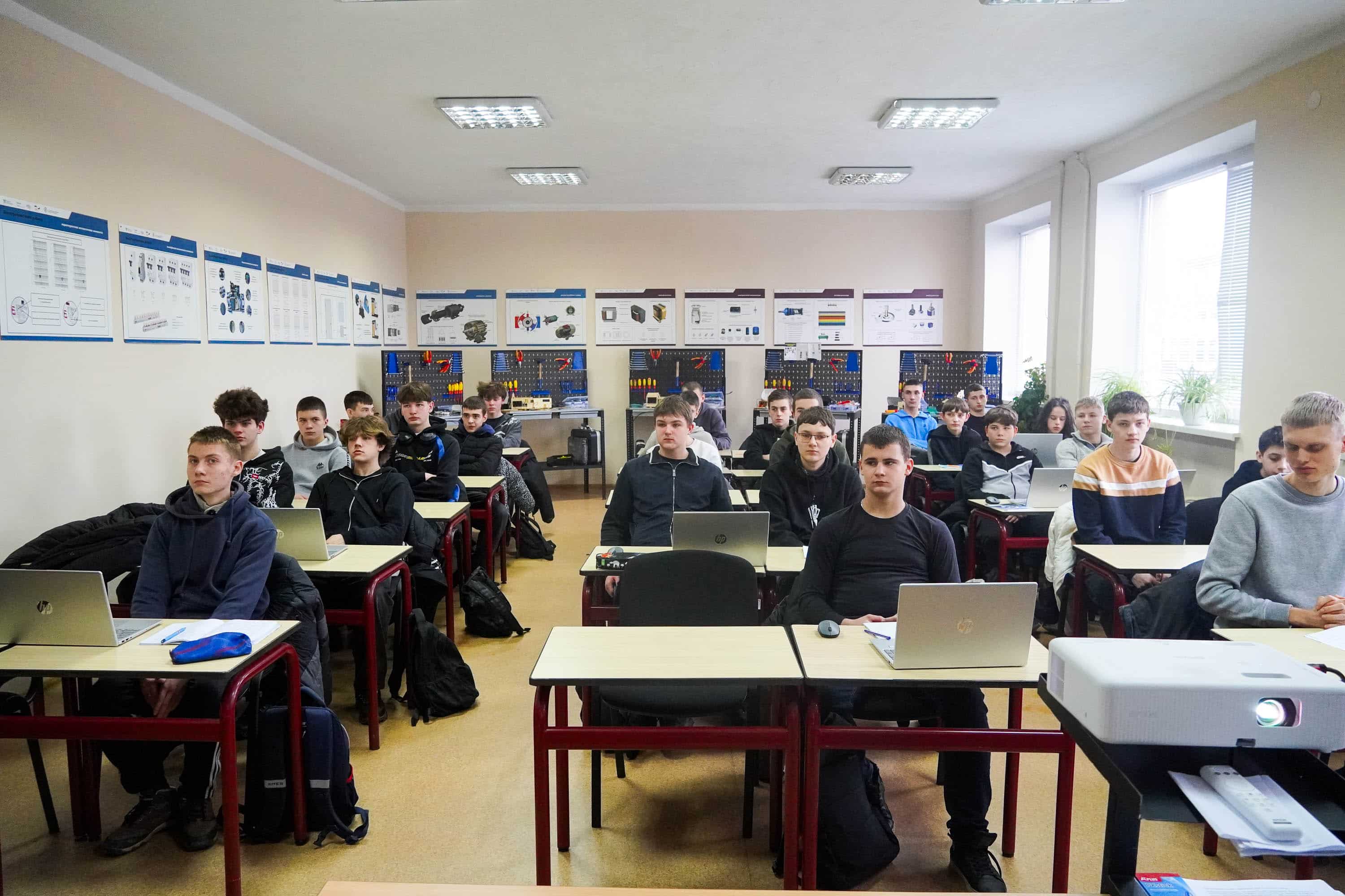 У межах проєкту «Нове спрямування професійно-технічної освіти в Ужгороді» Ужгородський центр професійно-технічної освіти отримав сучасне обладнання для підготовки майбутніх електриків