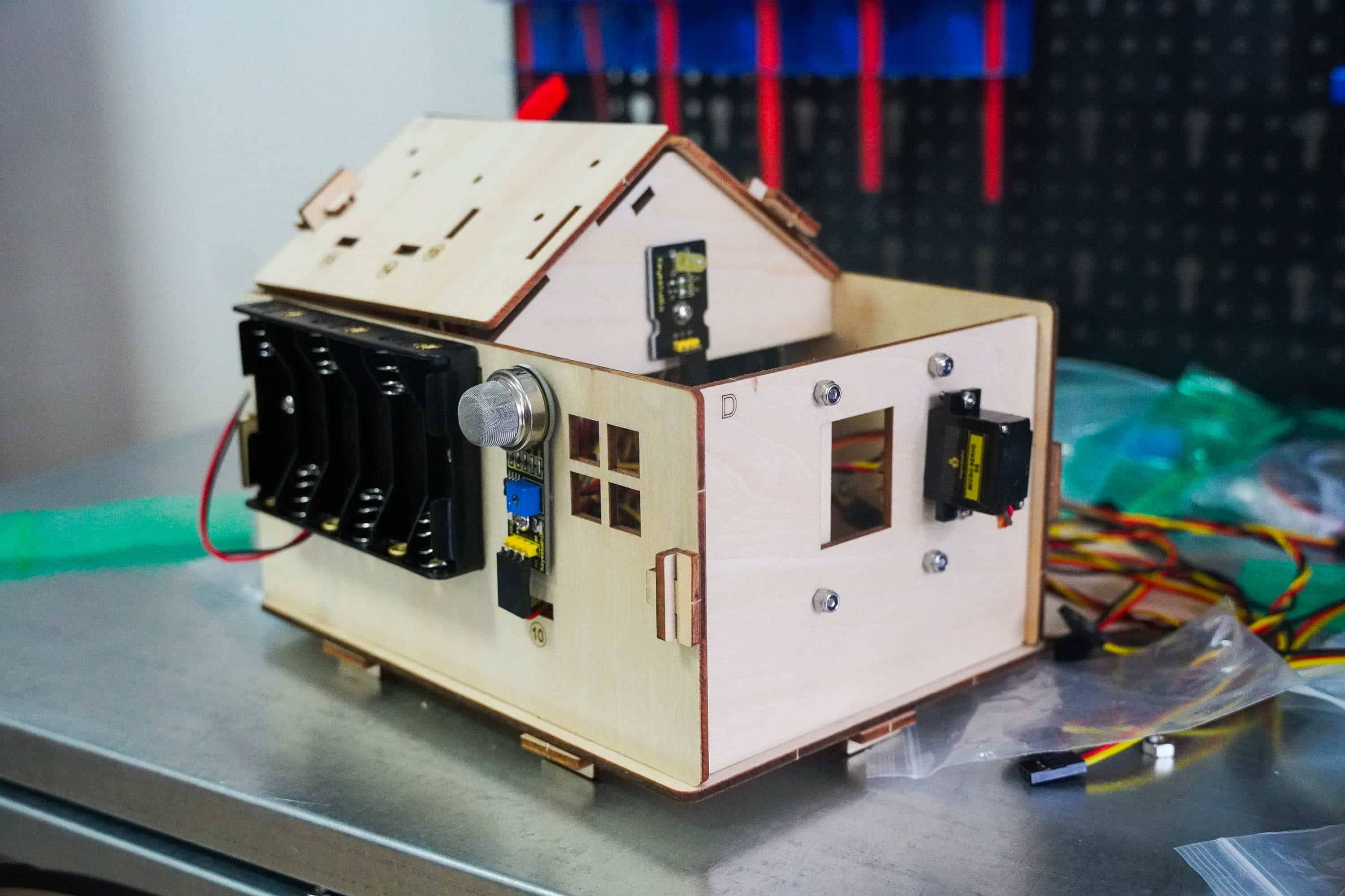 У межах проєкту «Нове спрямування професійно-технічної освіти в Ужгороді» Ужгородський центр професійно-технічної освіти отримав сучасне обладнання для підготовки майбутніх електриків