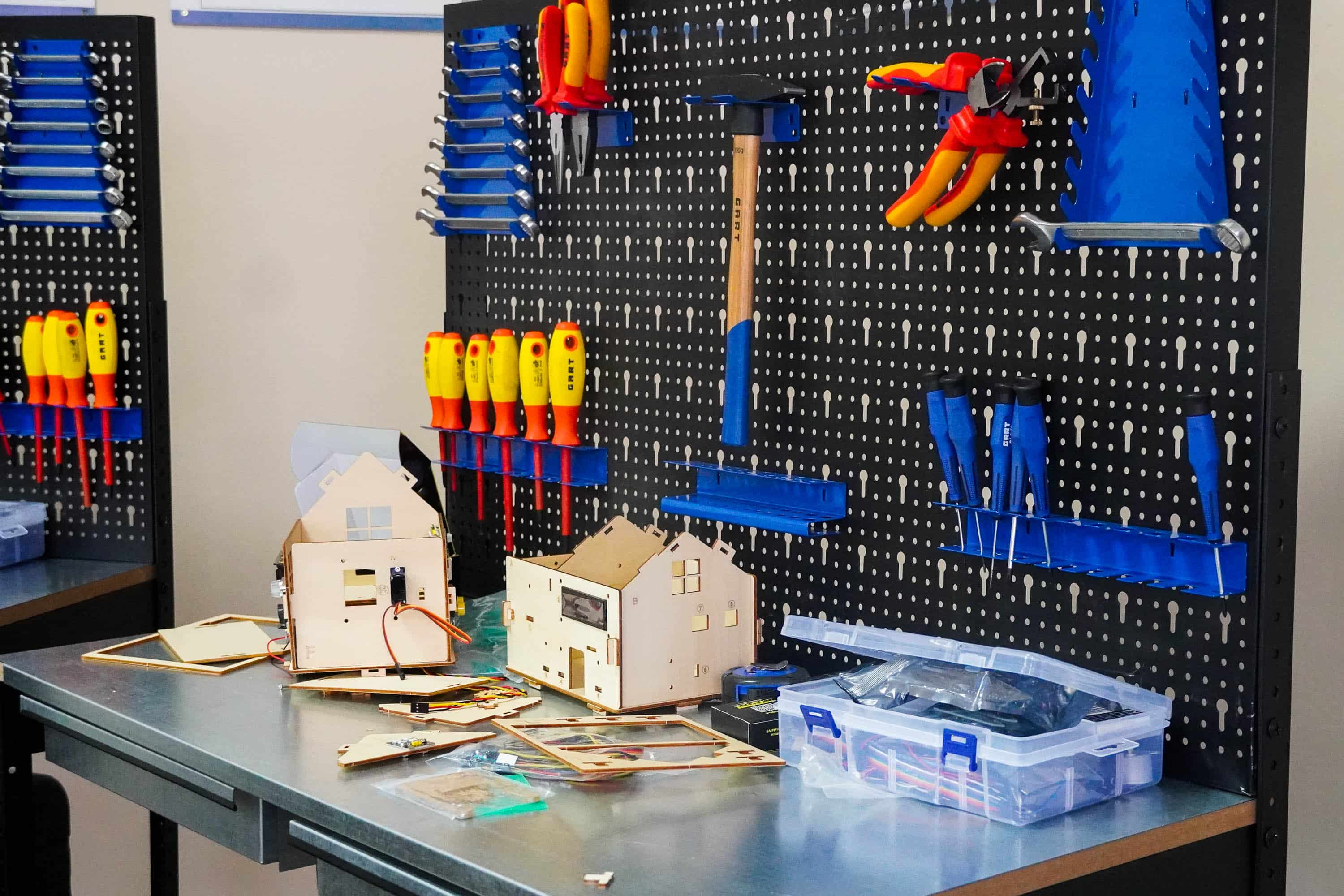 У межах проєкту «Нове спрямування професійно-технічної освіти в Ужгороді» Ужгородський центр професійно-технічної освіти отримав сучасне обладнання для підготовки майбутніх електриків