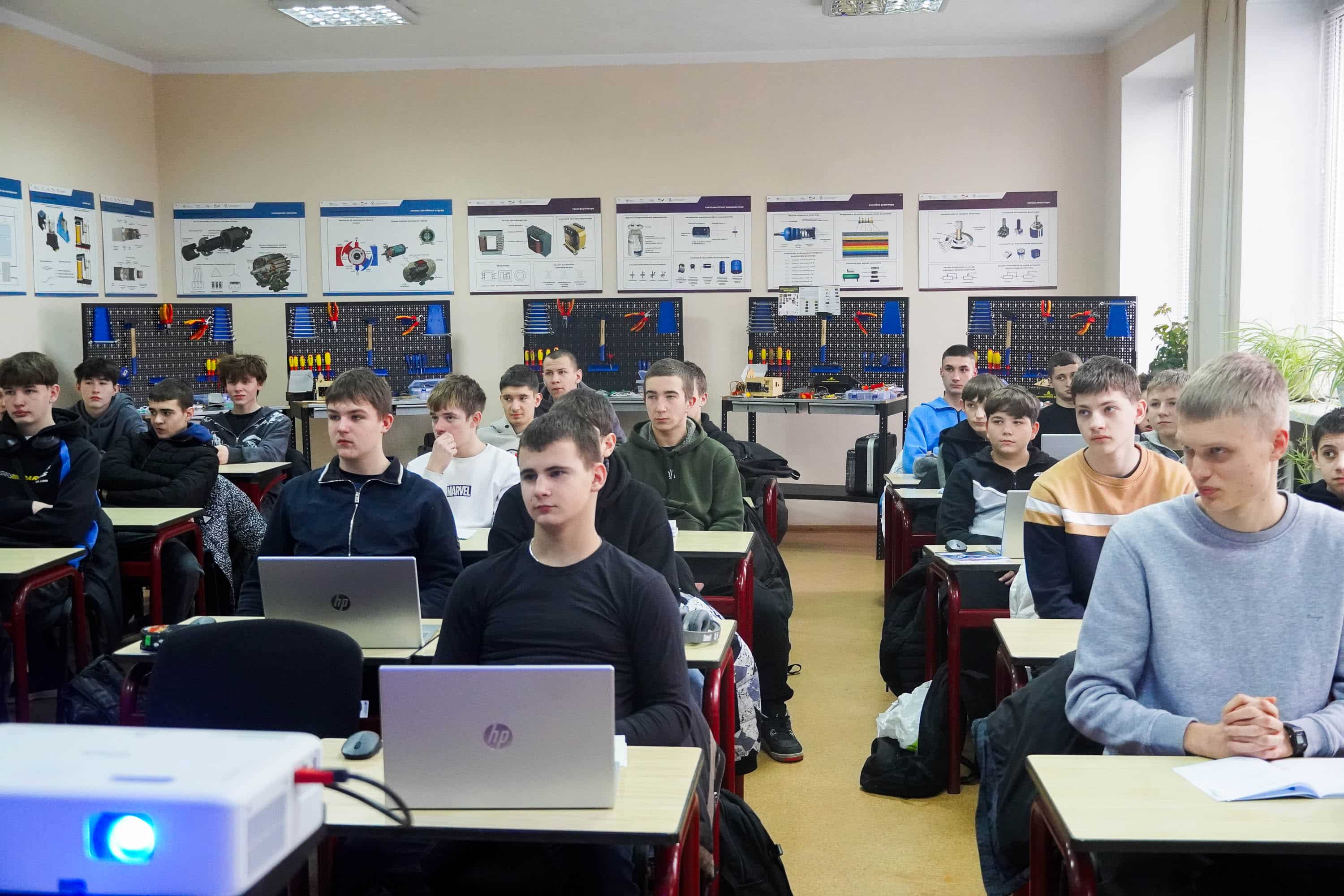 У межах проєкту «Нове спрямування професійно-технічної освіти в Ужгороді» Ужгородський центр професійно-технічної освіти отримав сучасне обладнання для підготовки майбутніх електриків
