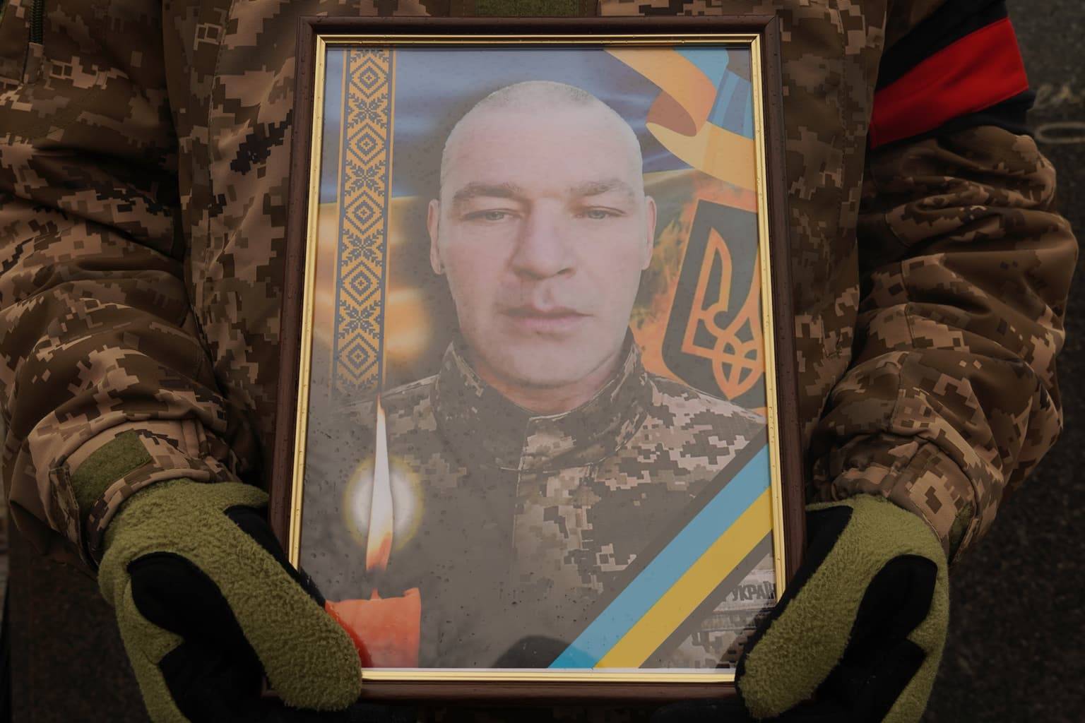 В Ужгород повернувся ще один Герой на щиті – сьогодні попрощалися із полеглим 46-річним захисником Андрієм Доглушевим