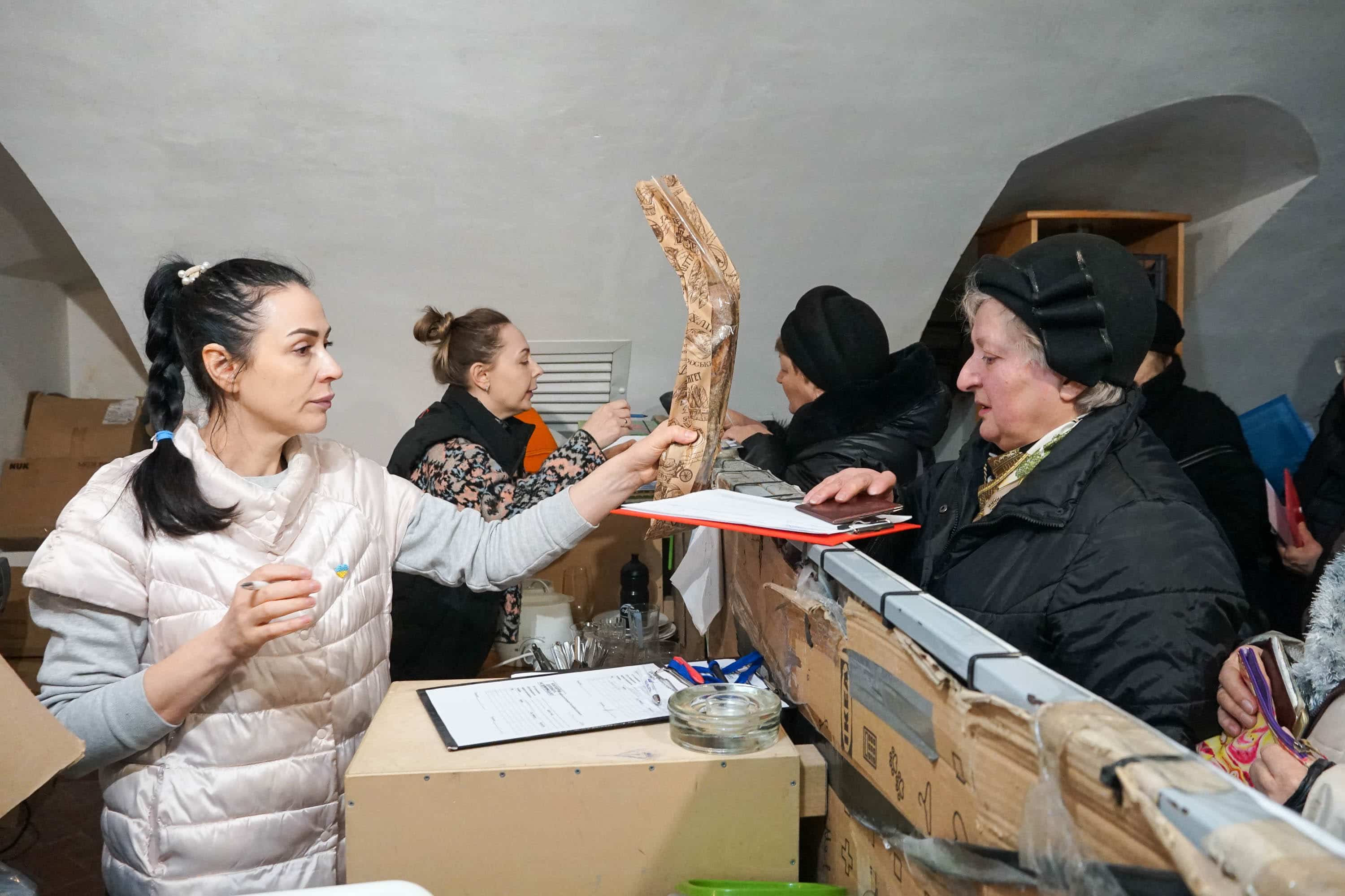 Допомога переселенцям від волонтерів 