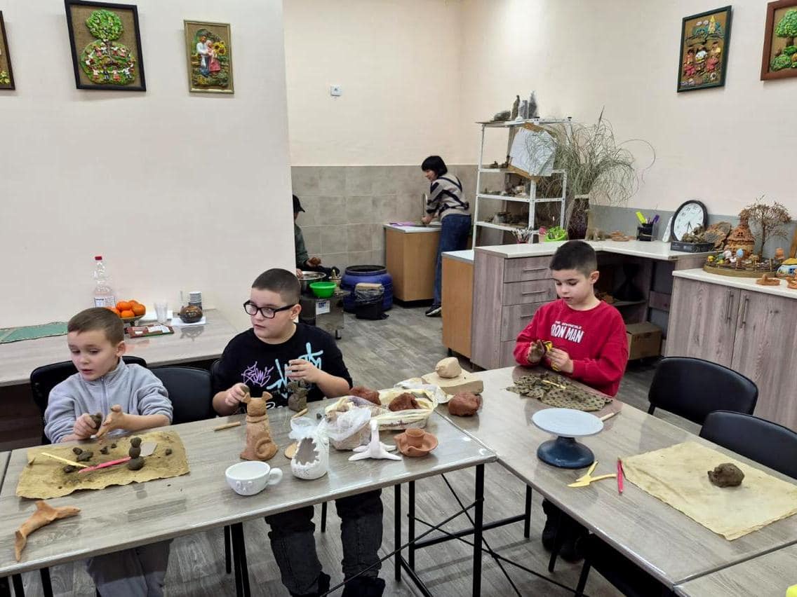 В Ужгороді для ветеранів та їхніх родин організували майстер-клас із гончарства