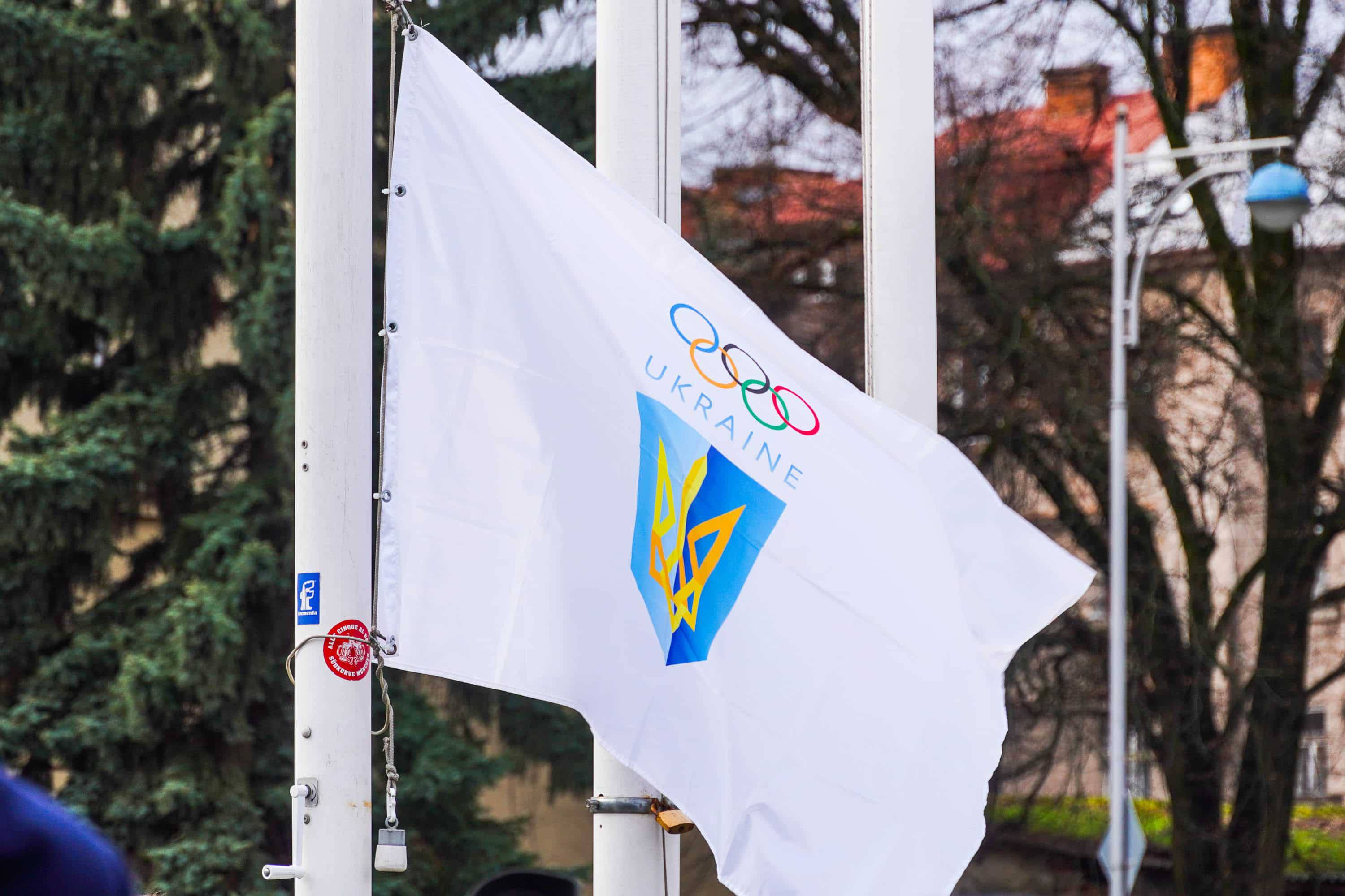 В Ужгороді підняли Олімпійський прапор та відкрили виставку «Закарпатолімпфіл-26»