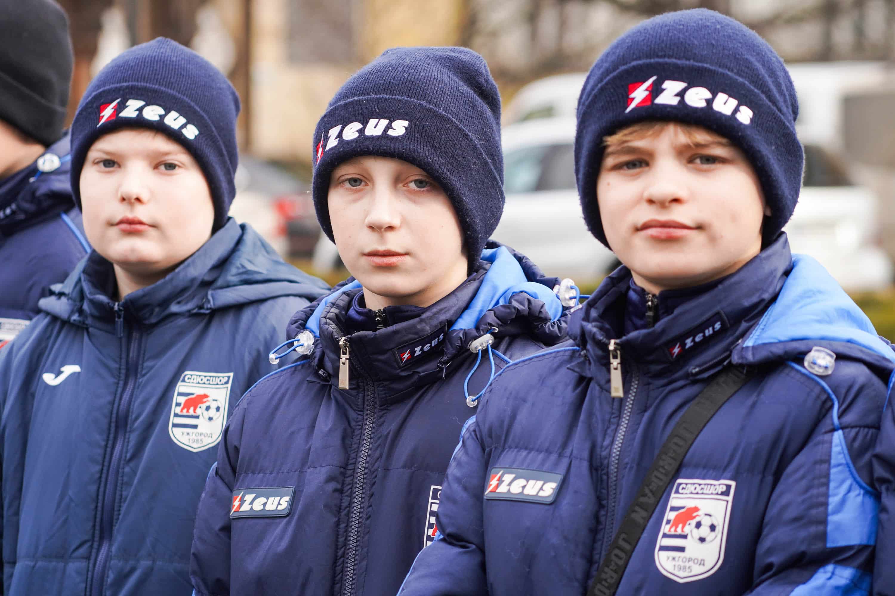 В Ужгороді підняли Олімпійський прапор та відкрили виставку «Закарпатолімпфіл-26»