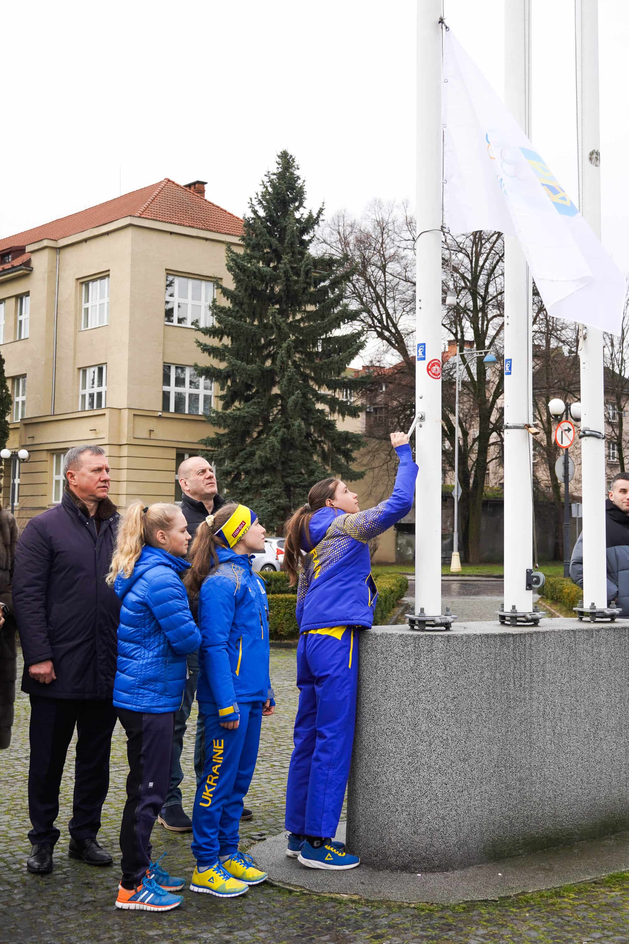 В Ужгороді підняли Олімпійський прапор та відкрили виставку «Закарпатолімпфіл-26»
