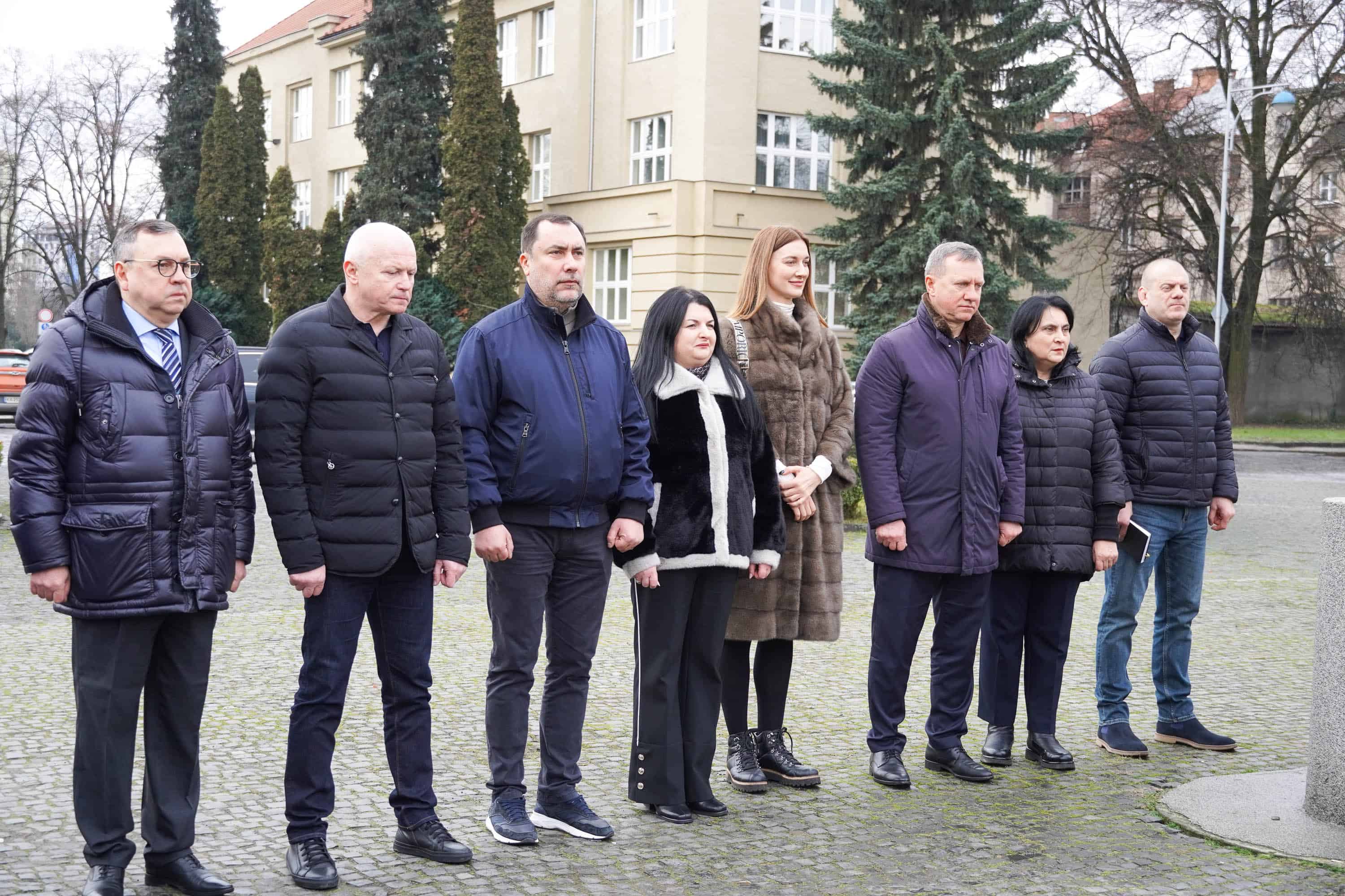 В Ужгороді підняли Олімпійський прапор та відкрили виставку «Закарпатолімпфіл-26»