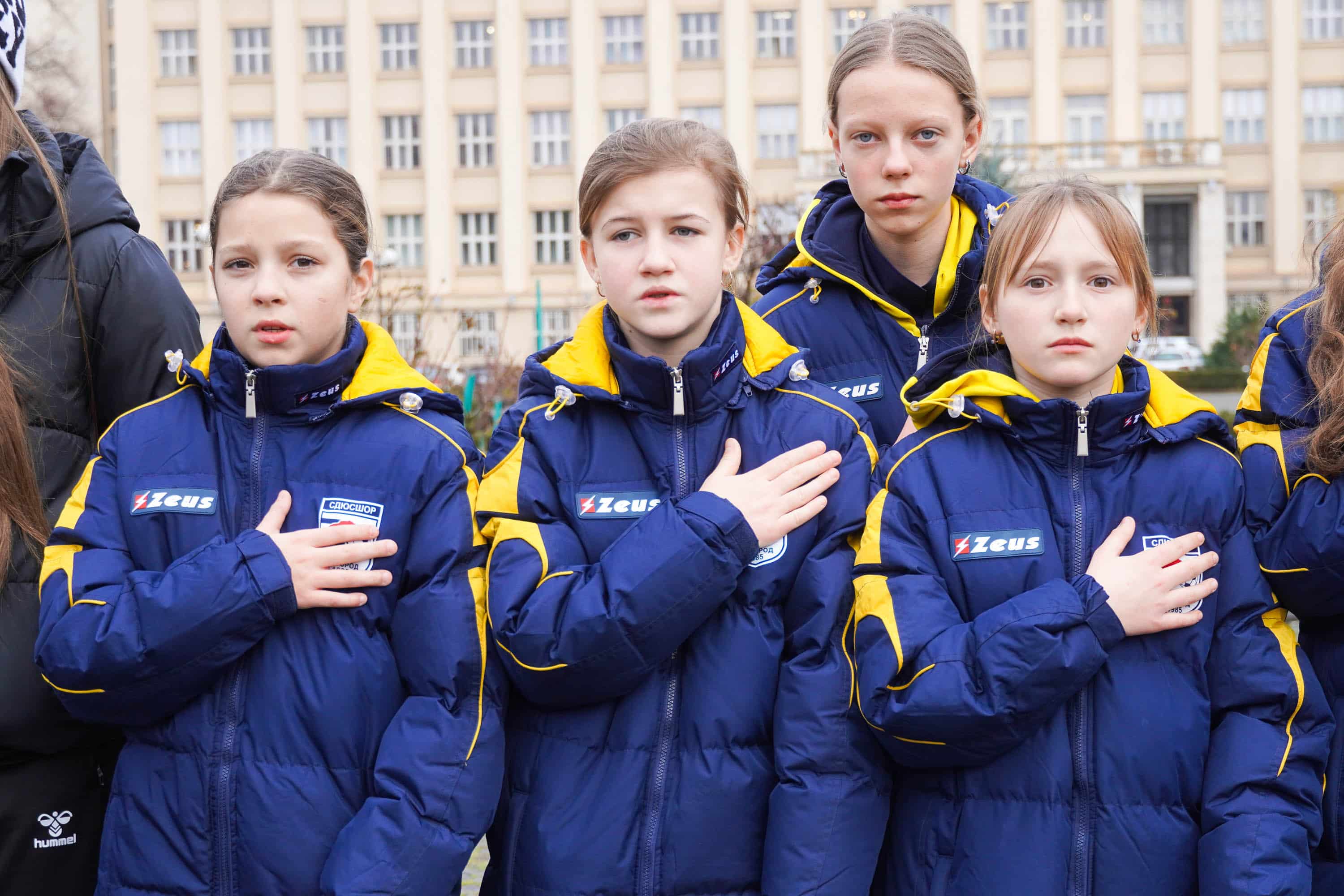 В Ужгороді підняли Олімпійський прапор та відкрили виставку «Закарпатолімпфіл-26»