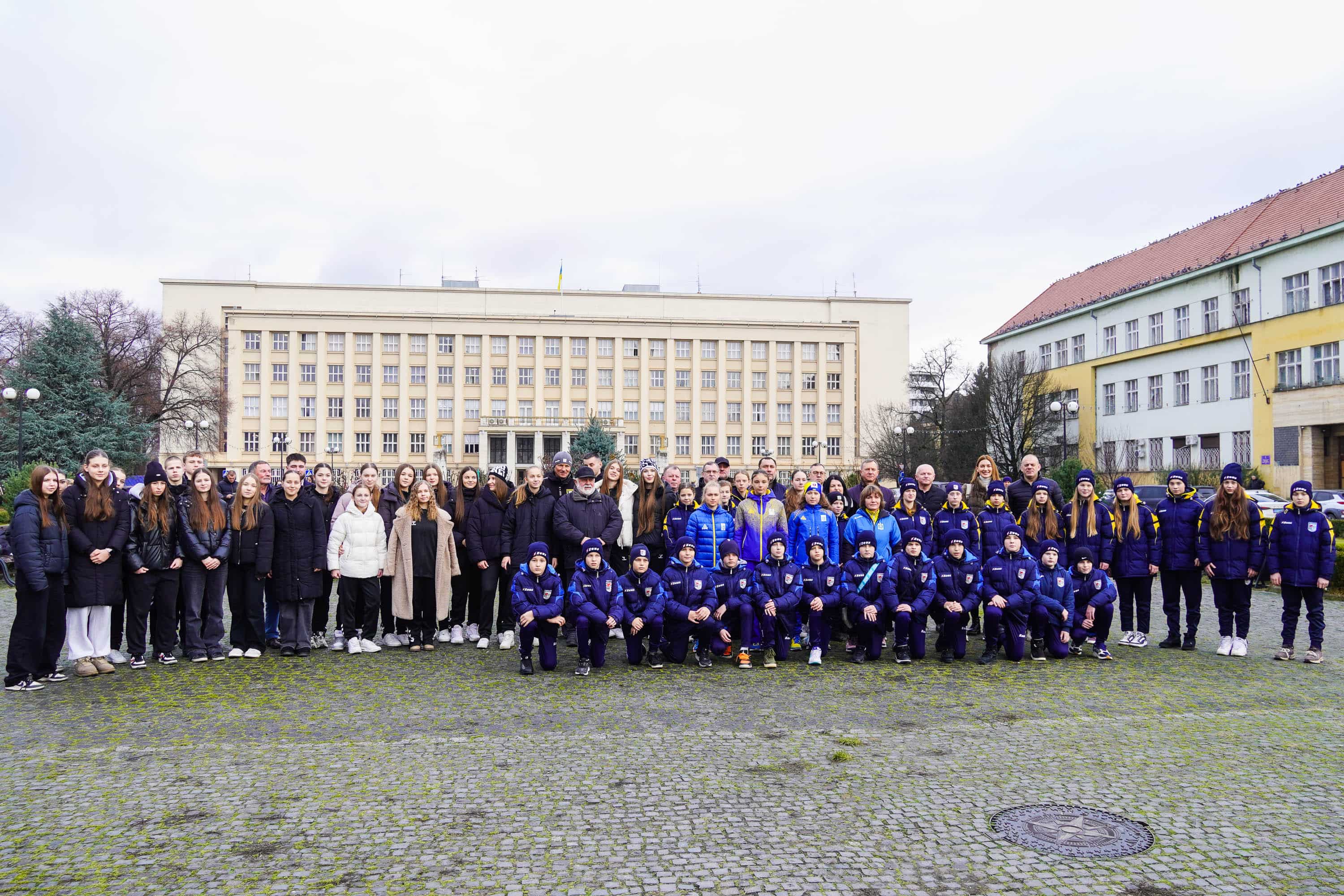 В Ужгороді підняли Олімпійський прапор та відкрили виставку «Закарпатолімпфіл-26»