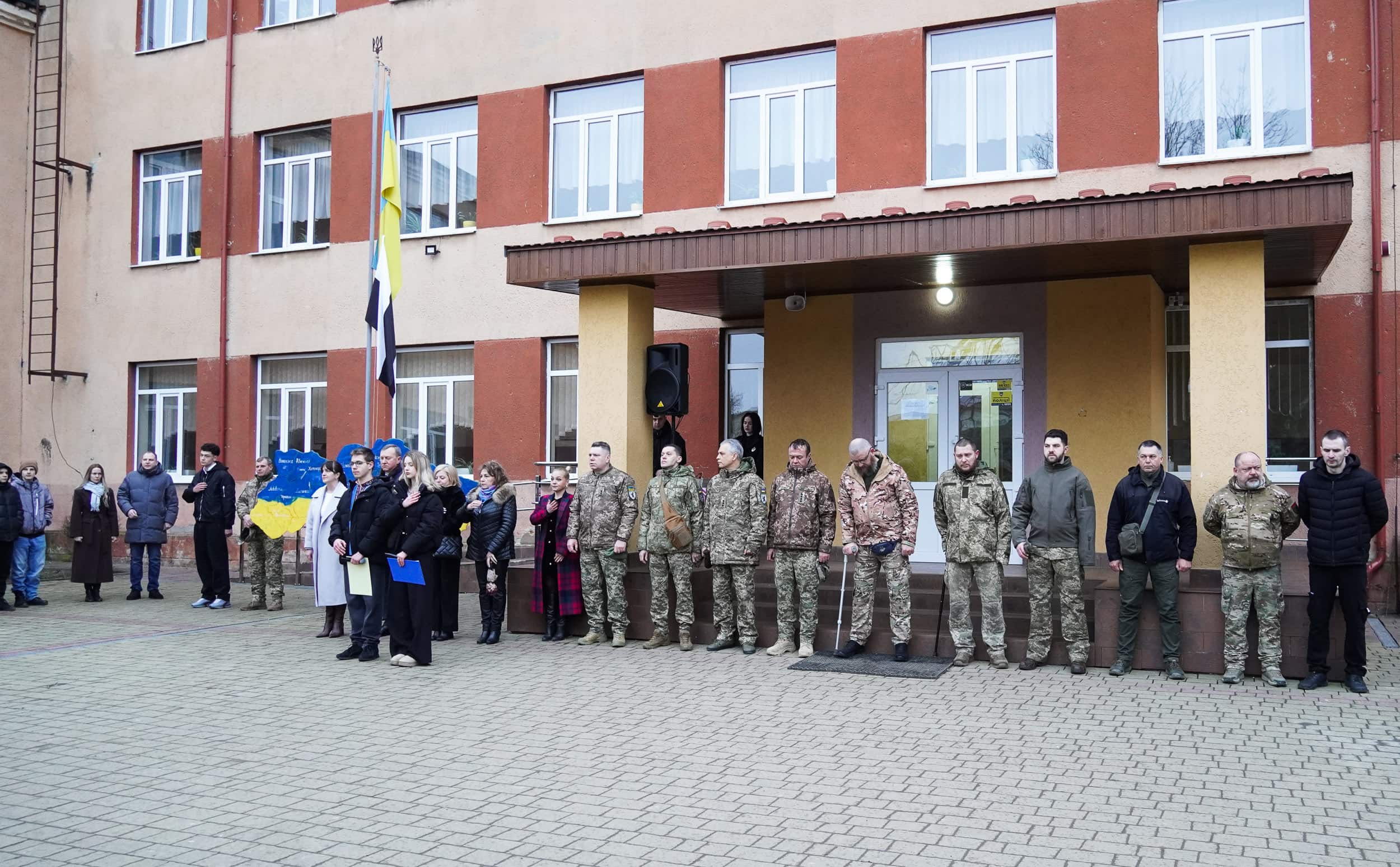 Уперше на Закарпатті: в Ужгороді підняли біло-чорний Прапор Надії