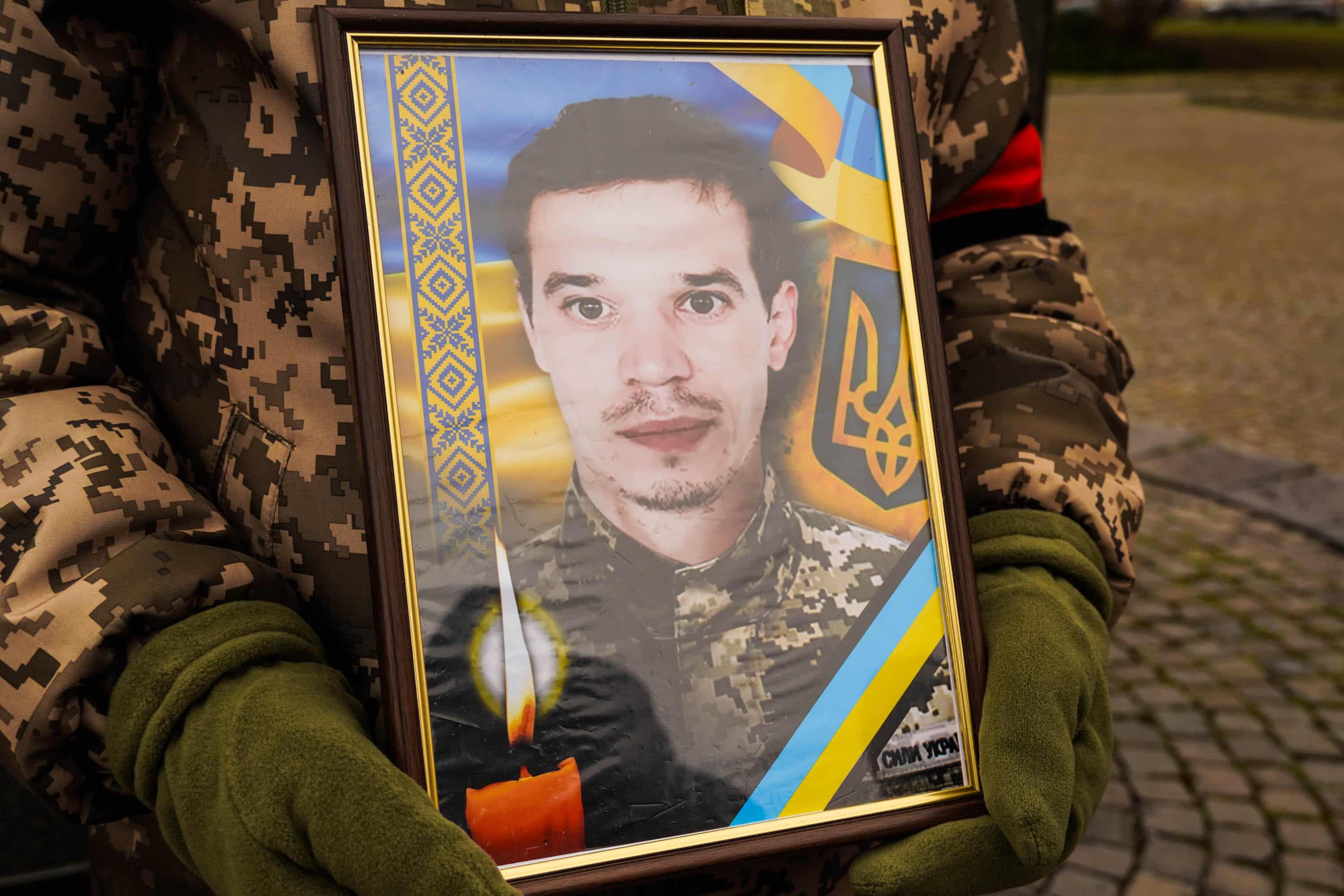 В Ужгороді сьогодні попрощалися з 28-річним старшим солдатом Сергієм Жганичем