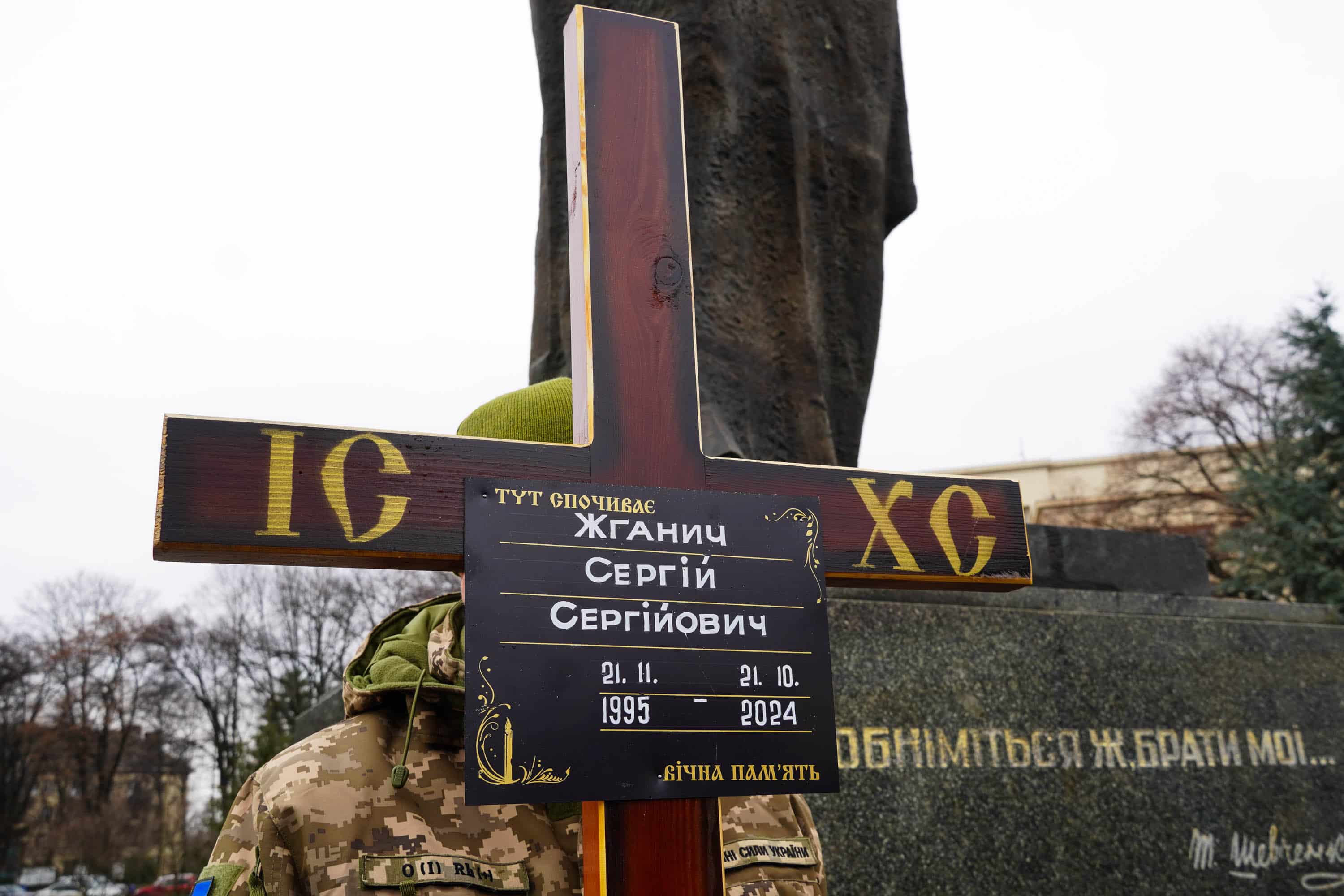 В Ужгороді сьогодні попрощалися з 28-річним старшим солдатом Сергієм Жганичем