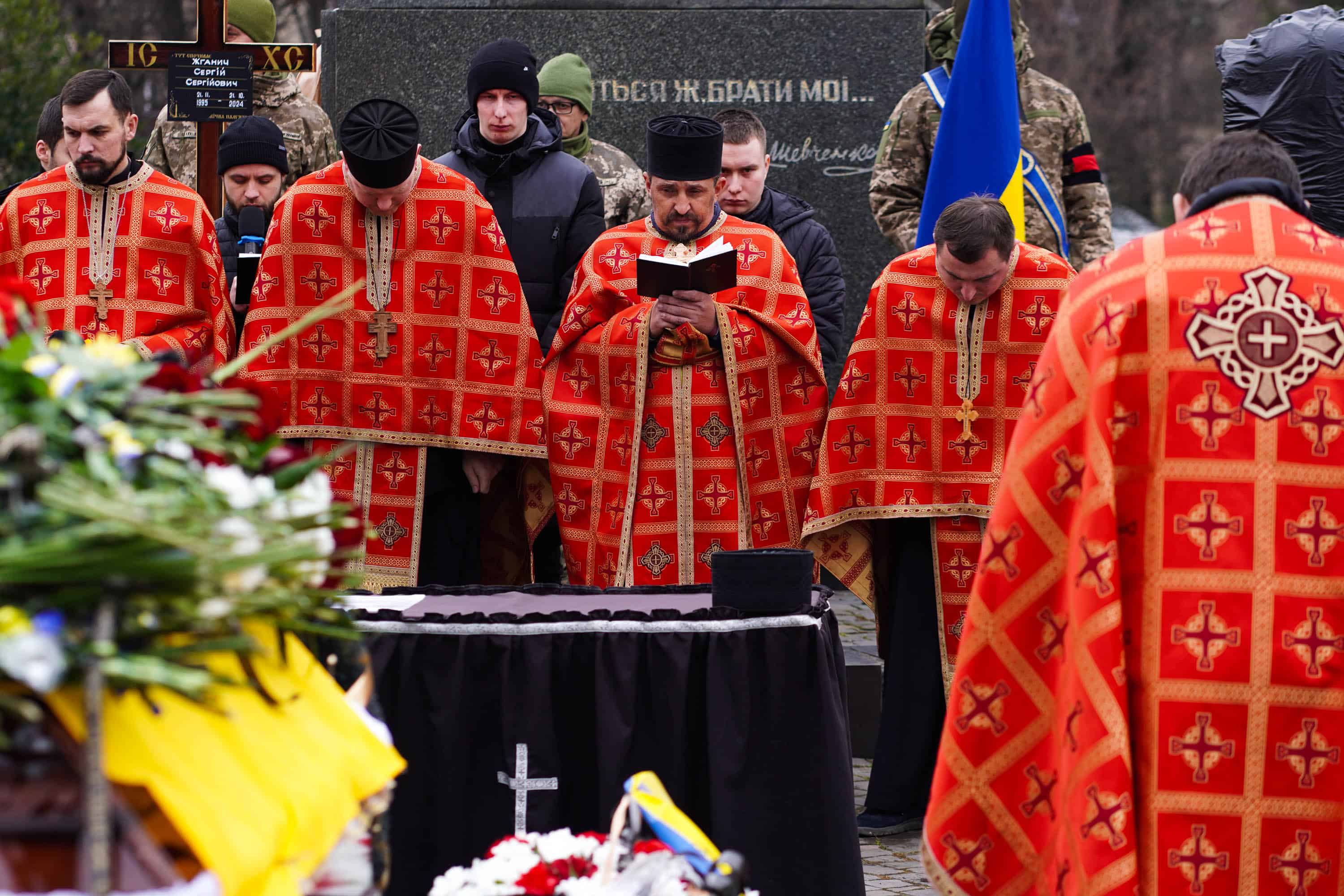 В Ужгороді сьогодні попрощалися з 28-річним старшим солдатом Сергієм Жганичем