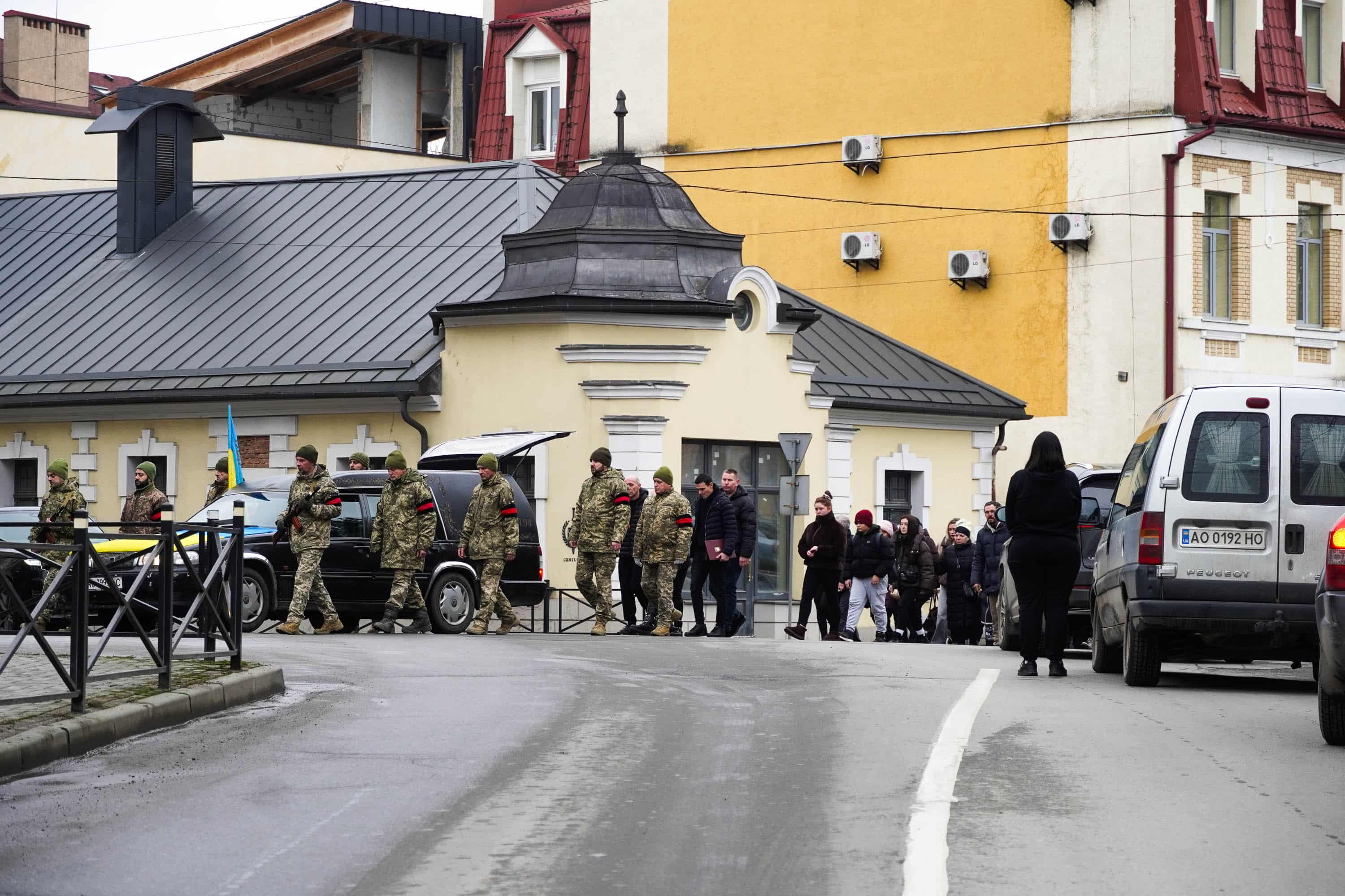 В Ужгороді сьогодні попрощалися з 28-річним старшим солдатом Сергієм Жганичем