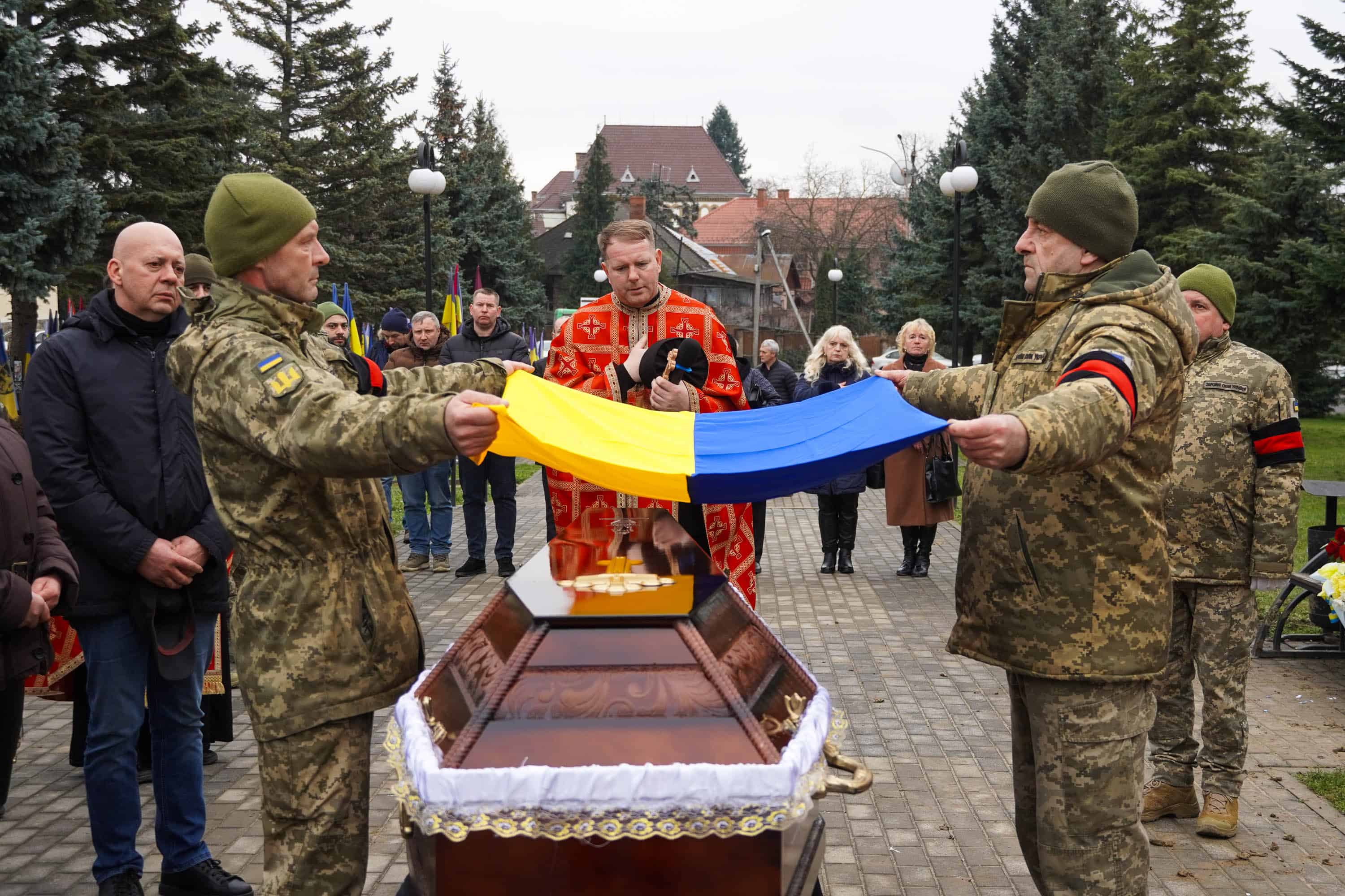 В Ужгороді сьогодні попрощалися з 28-річним старшим солдатом Сергієм Жганичем
