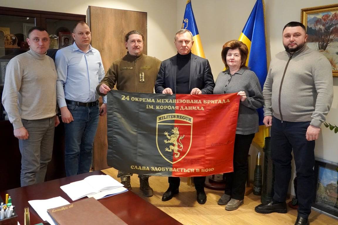 Прапор 24-ї окремої механізованої бригади імені короля Данила передали громаді Ужгорода як знак вдячності за підтримку військових