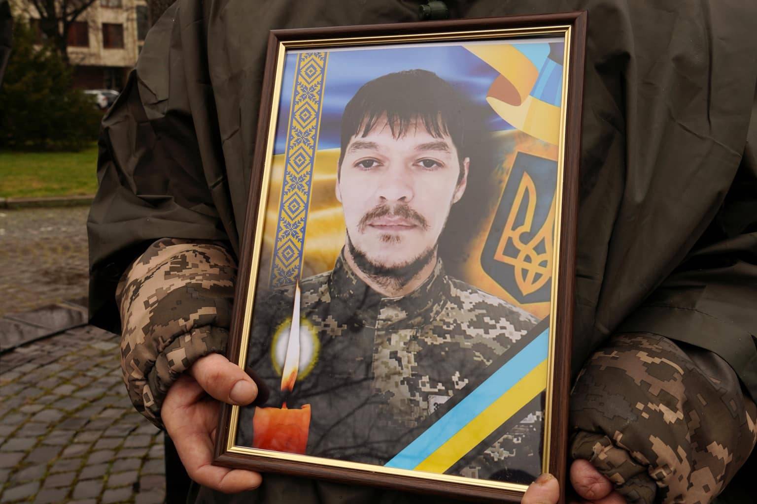 В Ужгороді сьогодні попрощалися із 35-річним солдатом Тарасом Сірком
