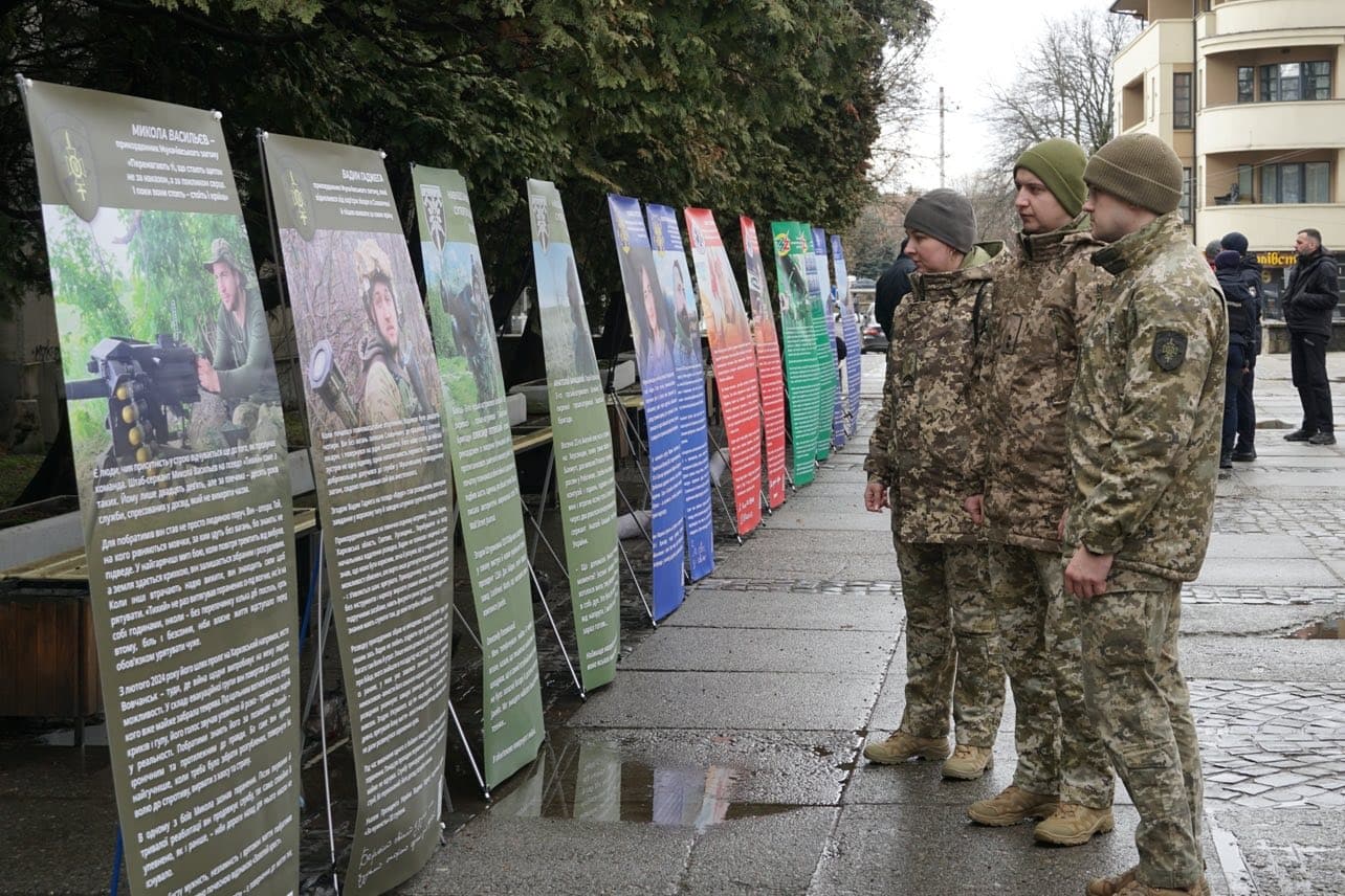 В Ужгороді відкрили виставку до 4-ї річниці повномасштабного вторгнення росії в Україну