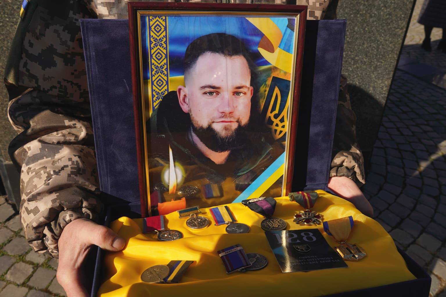 Сьогодні Ужгород знову у скорботі – в останню дорогу провели 35-річного захисника України Олександра Тарная