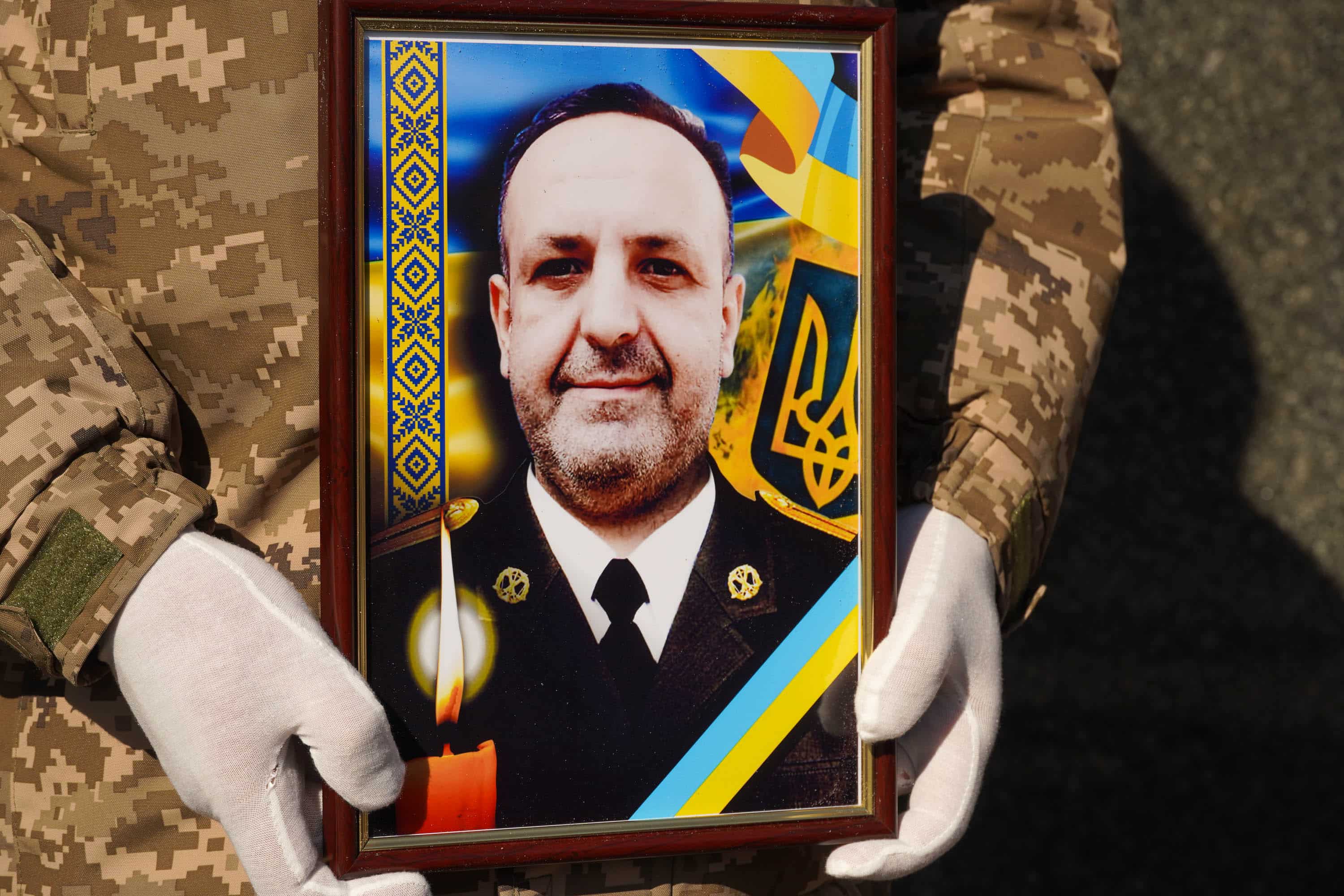 Ужгород сьогодні попрощався із полеглим захисником – підполковником, 48-річним Олександром Павлієм («Металістом»)