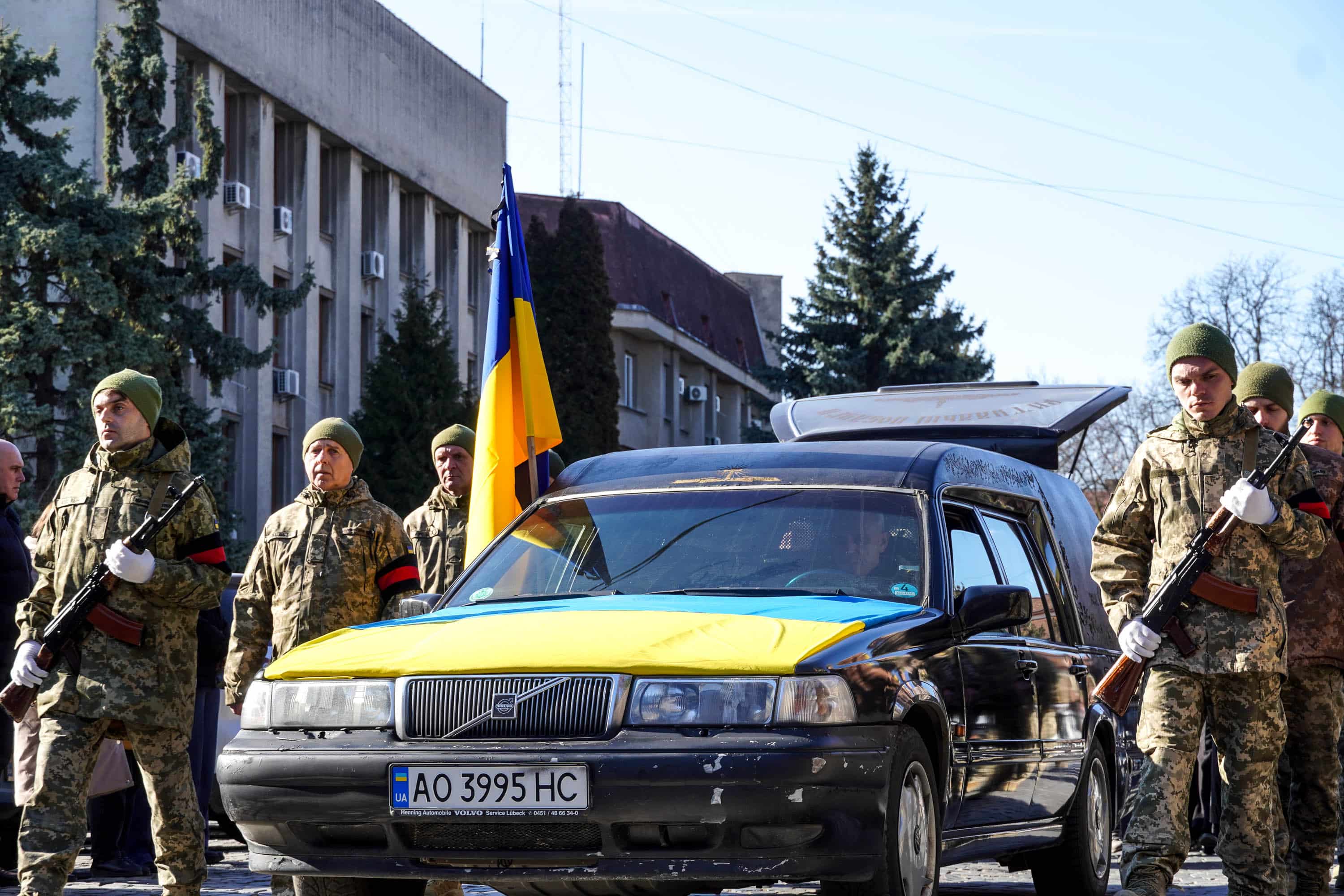 Ужгород сьогодні попрощався із полеглим захисником – підполковником, 48-річним Олександром Павлієм («Металістом»)