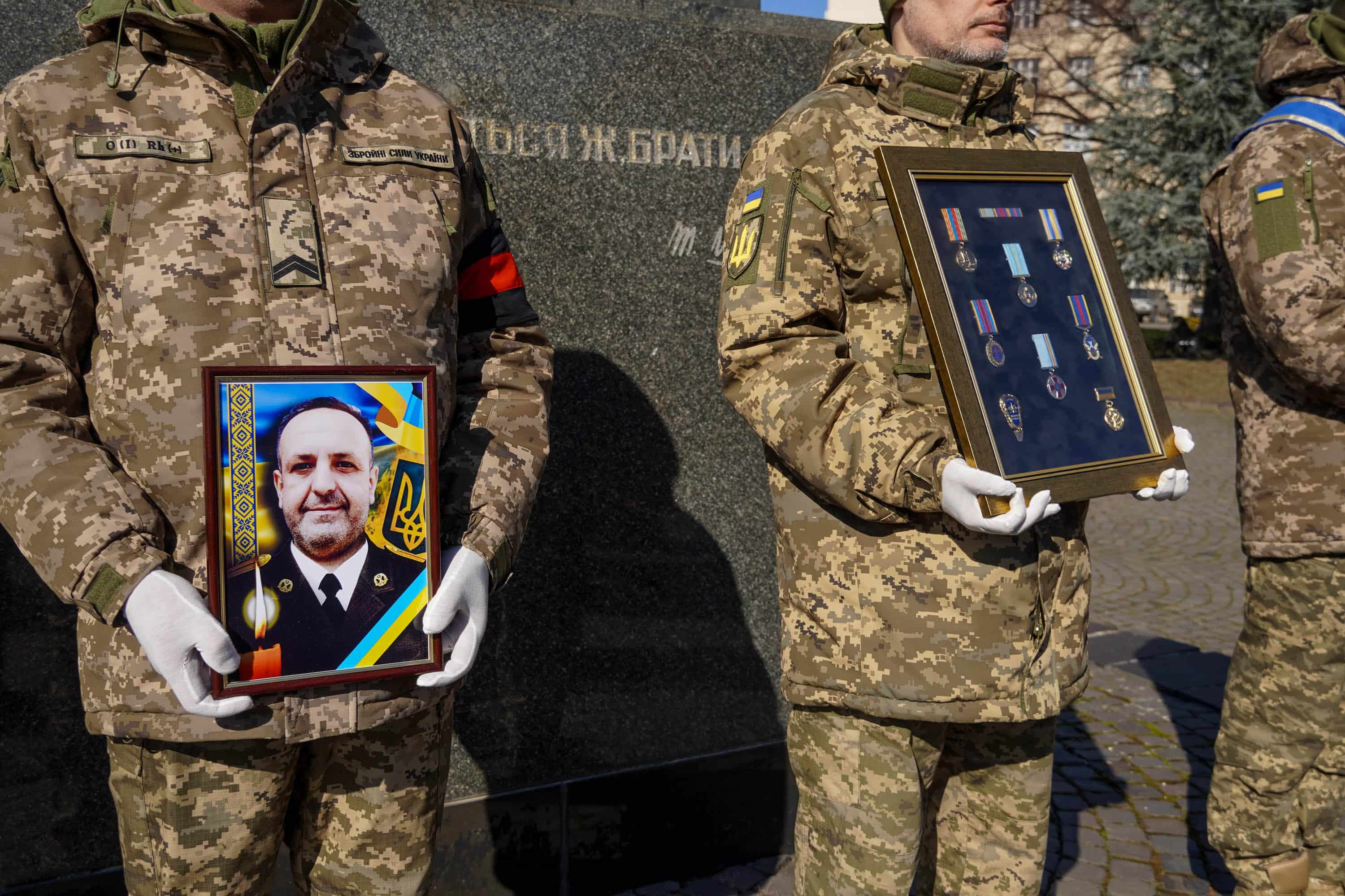 Ужгород сьогодні попрощався із полеглим захисником – підполковником, 48-річним Олександром Павлієм («Металістом»)