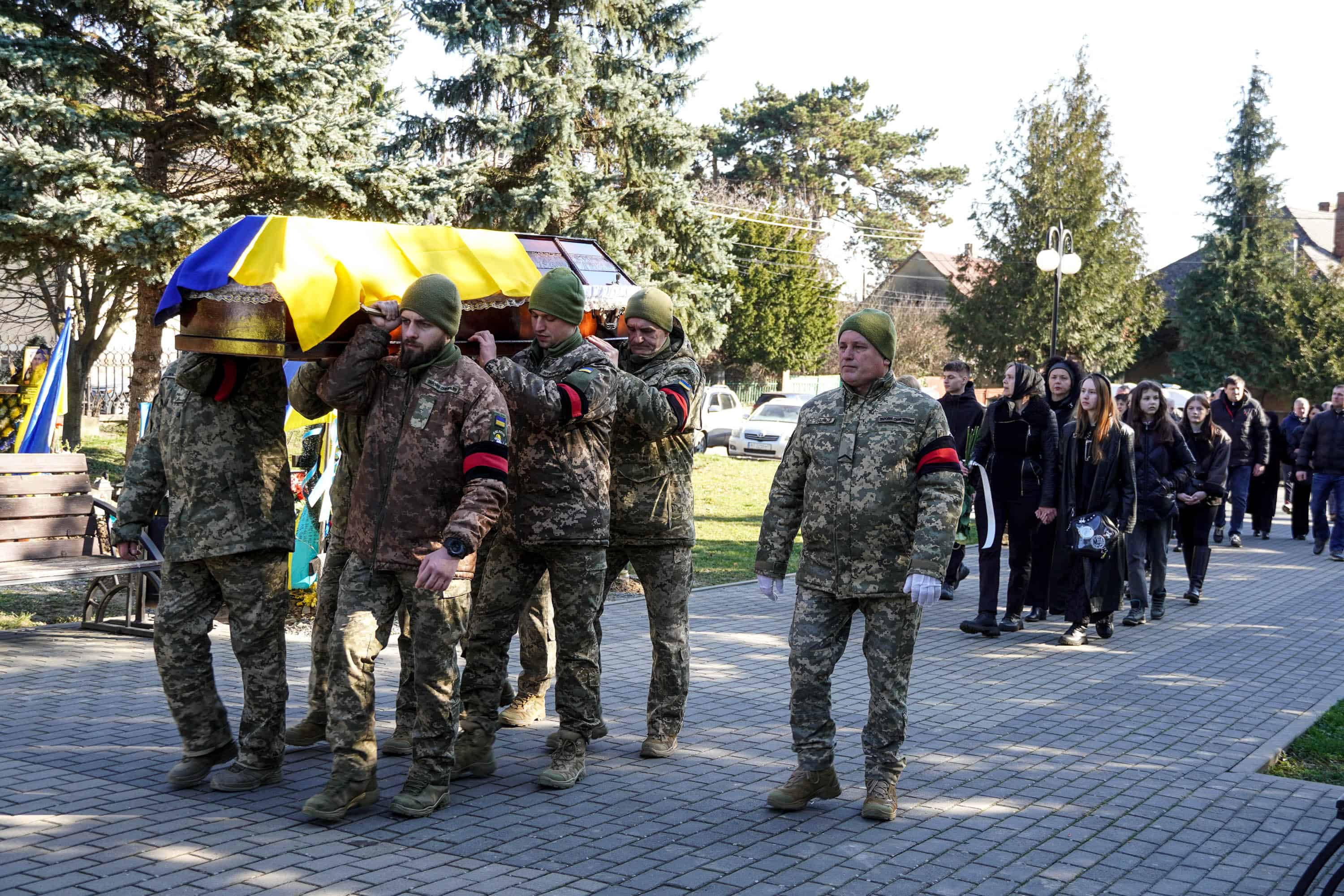 Ужгород сьогодні попрощався із полеглим захисником – підполковником, 48-річним Олександром Павлієм («Металістом»)