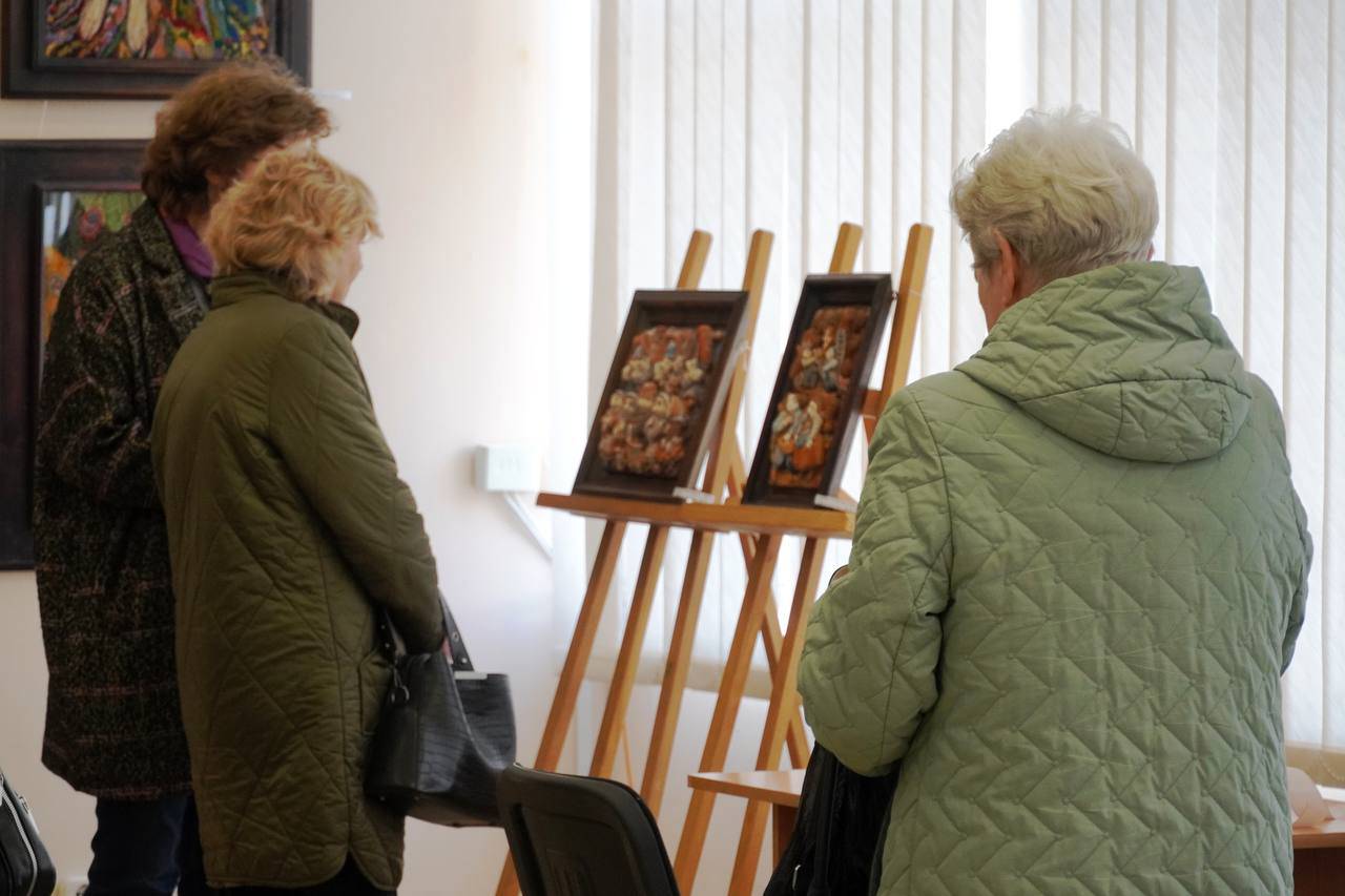 Виставка заслуженої художниці України Магдалини Пуглик-Белень відкрилася сьогодні в Ужгородському скансені