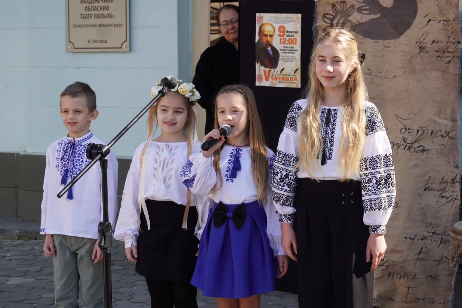 «Борітеся – поборете!» – у центрі Ужгорода відбувся поетичний марафон «Шевченкові читання. Мовою Кобзаря»