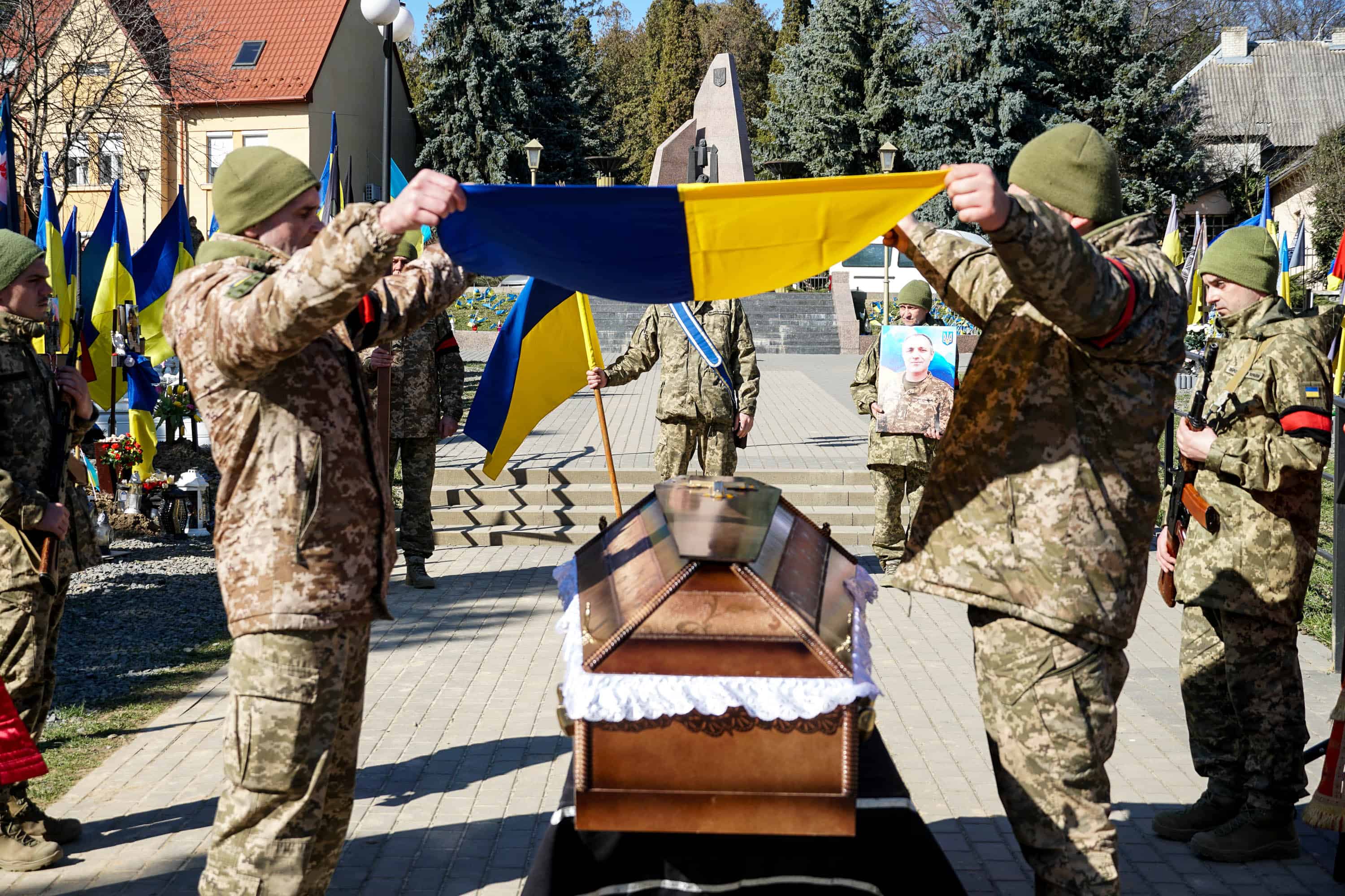 В Ужгороді сьогодні попрощалися із 56-річним старшим солдатом Андрієм Жабським