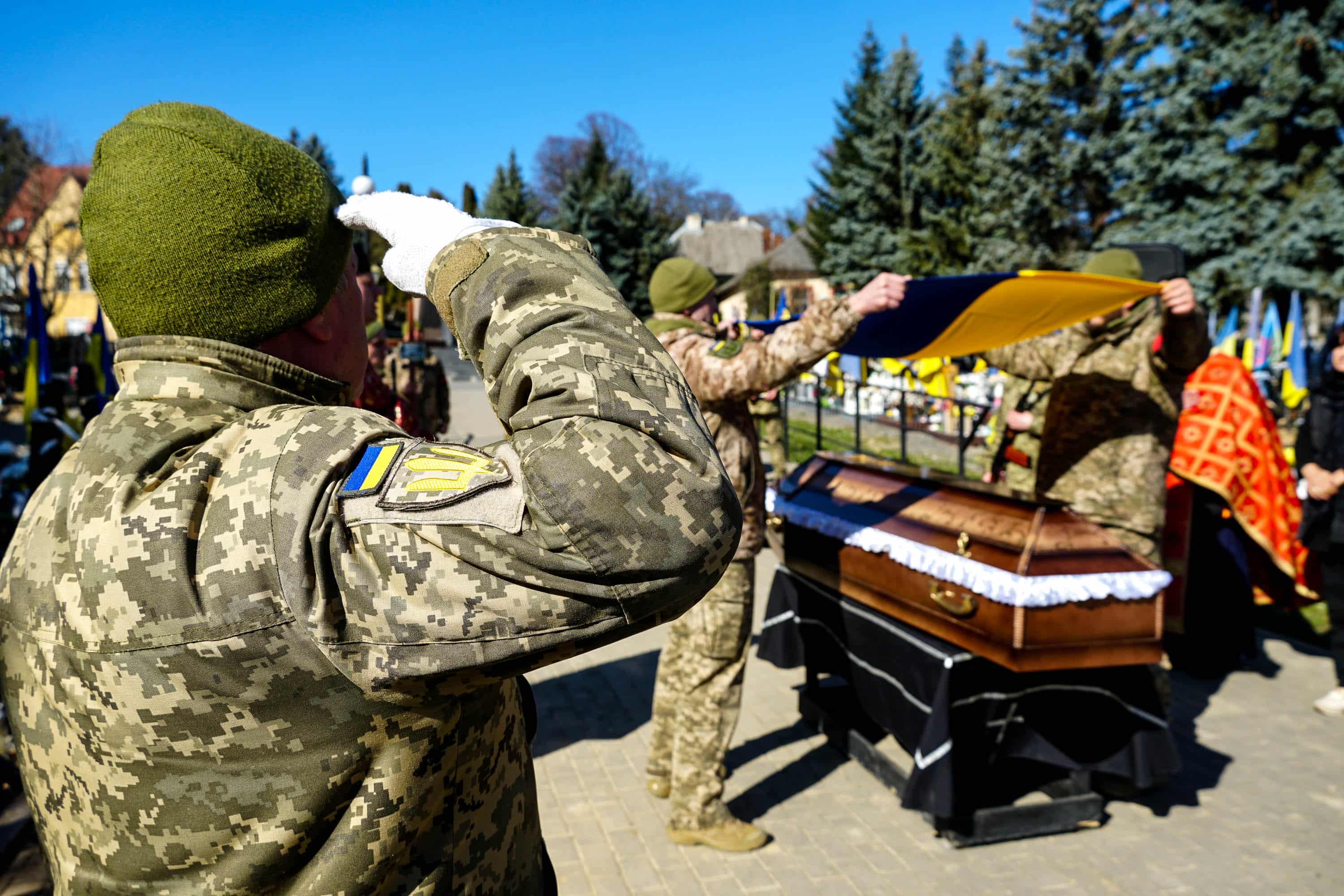 В Ужгороді сьогодні попрощалися із 56-річним старшим солдатом Андрієм Жабським