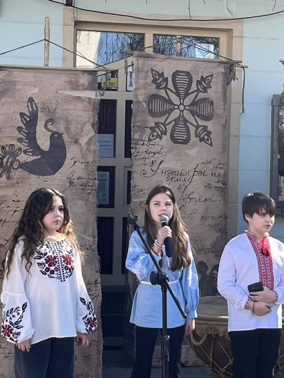 «Борітеся – поборете!» – у центрі Ужгорода відбувся поетичний марафон «Шевченкові читання. Мовою Кобзаря»