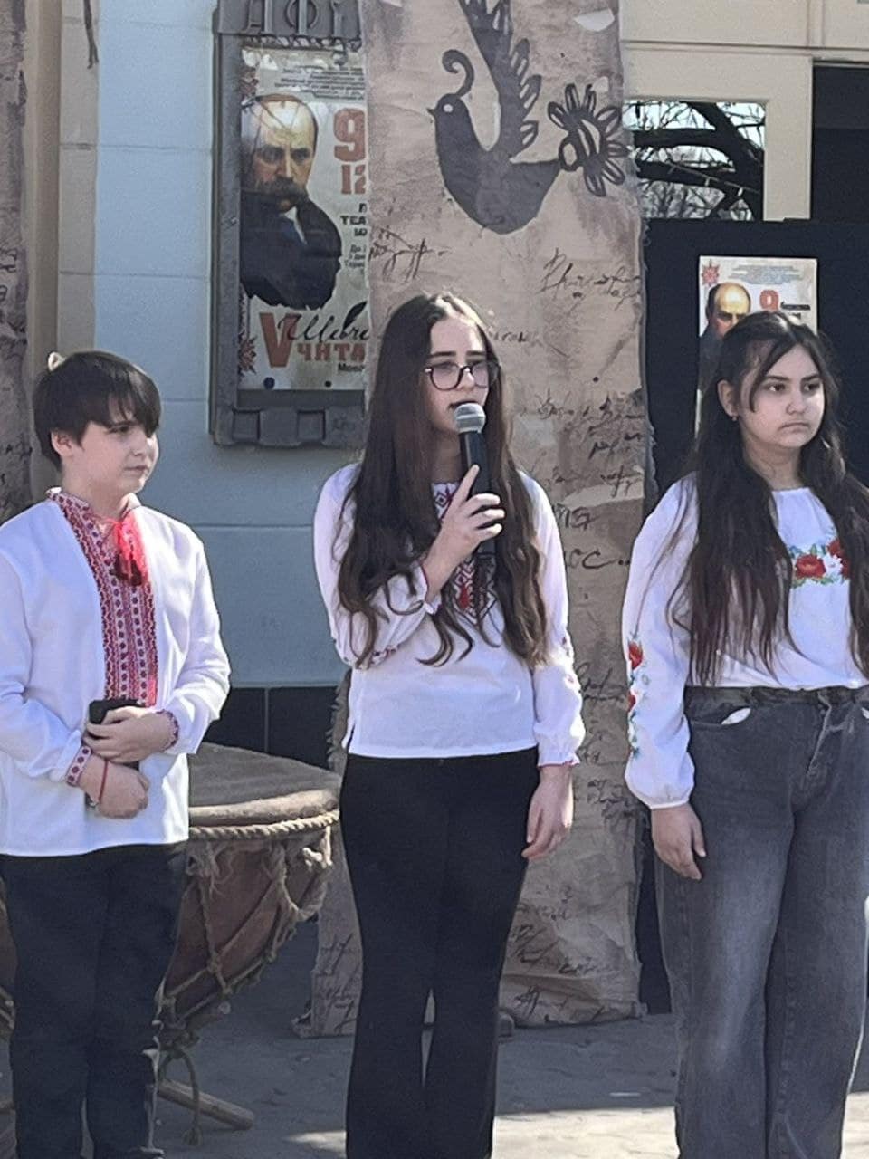 «Борітеся – поборете!» – у центрі Ужгорода відбувся поетичний марафон «Шевченкові читання. Мовою Кобзаря»