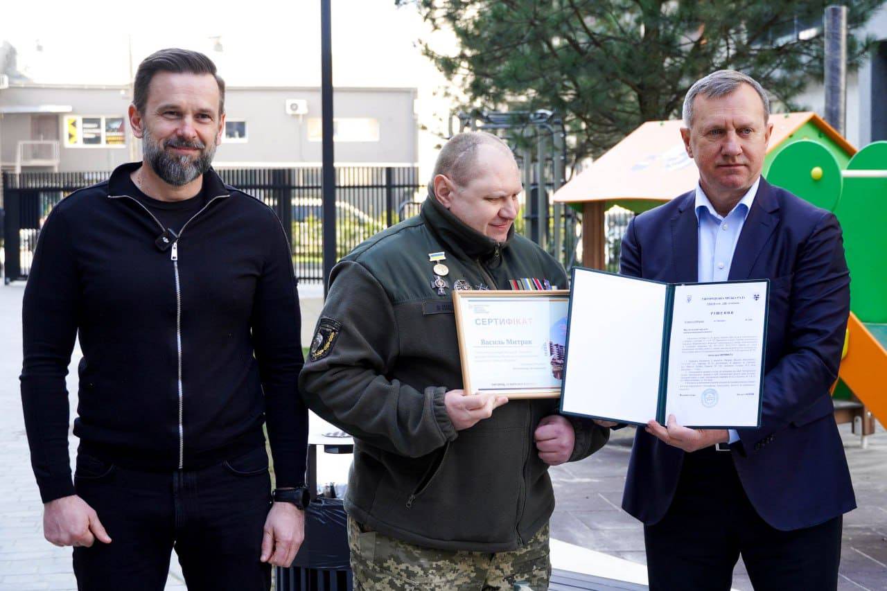 Двом ветеранам вручили ключі від квартир в Ужгороді