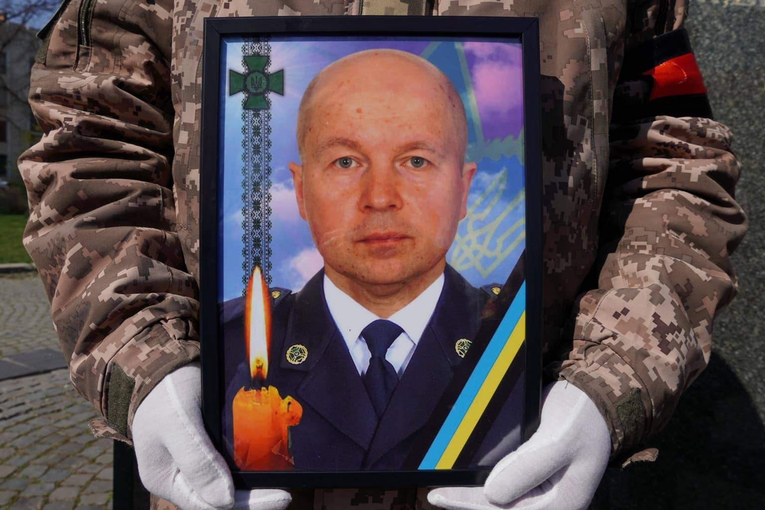 В Ужгороді сьогодні попрощалися із 48-річним прикордонником Василем Голінкою