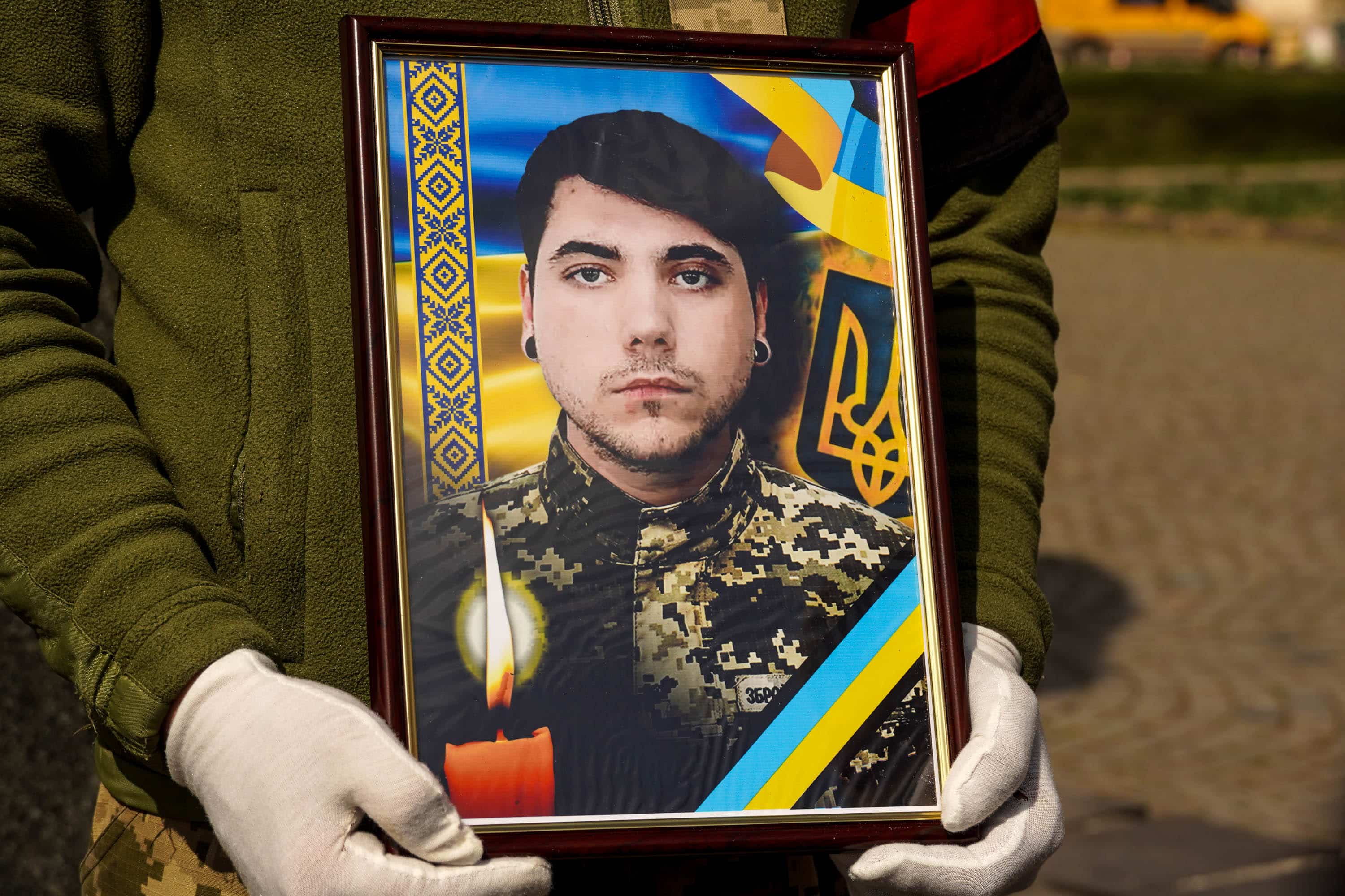 Ужгород сьогодні попрощався із 29-річним Сергієм Козаченком, старшим солдатом, який загинув, захищаючи Україну від російської агресії