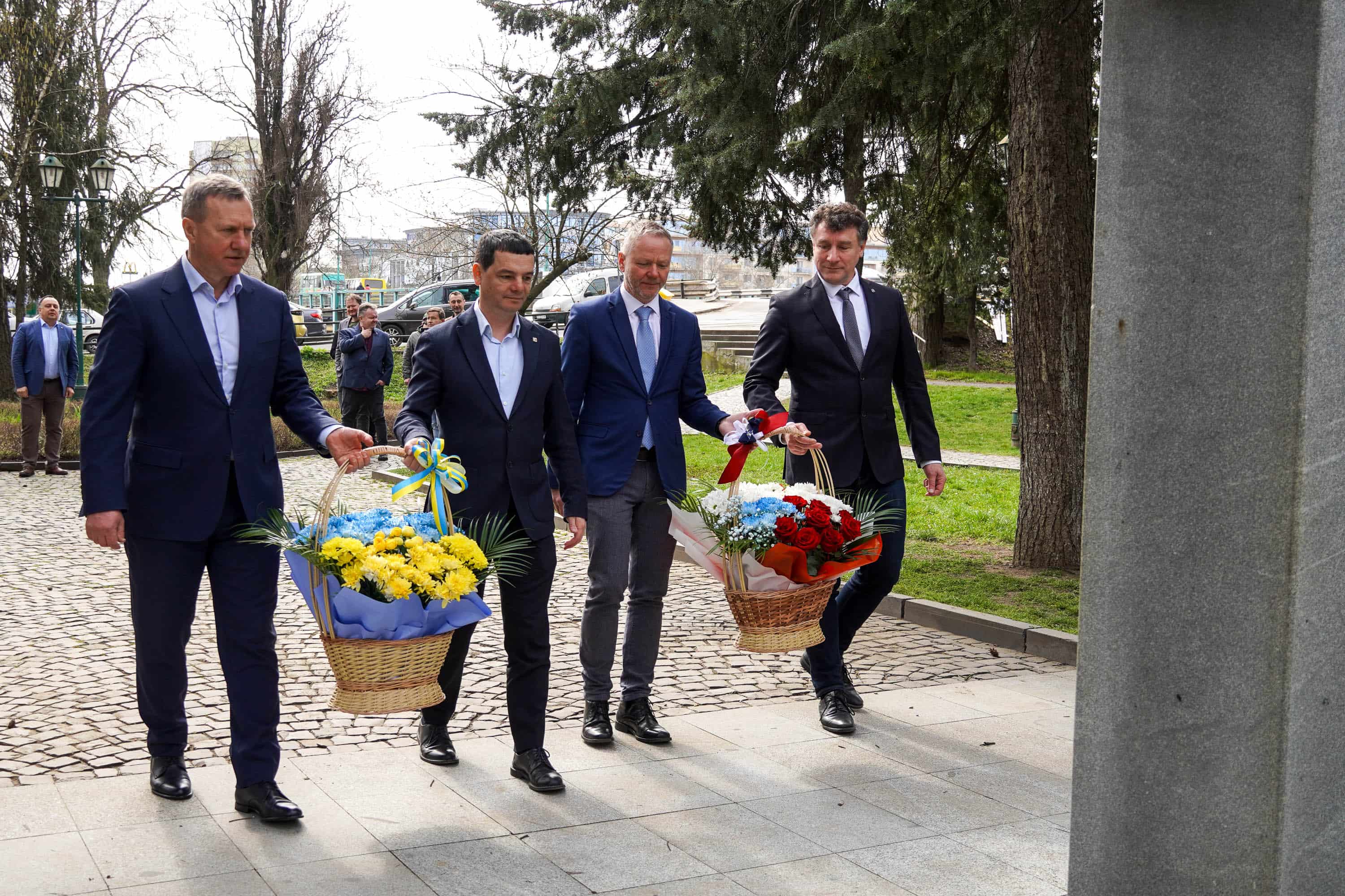 Символ дружби і партнерства: в Ужгороді висадили липу разом із делегацією краю Височина