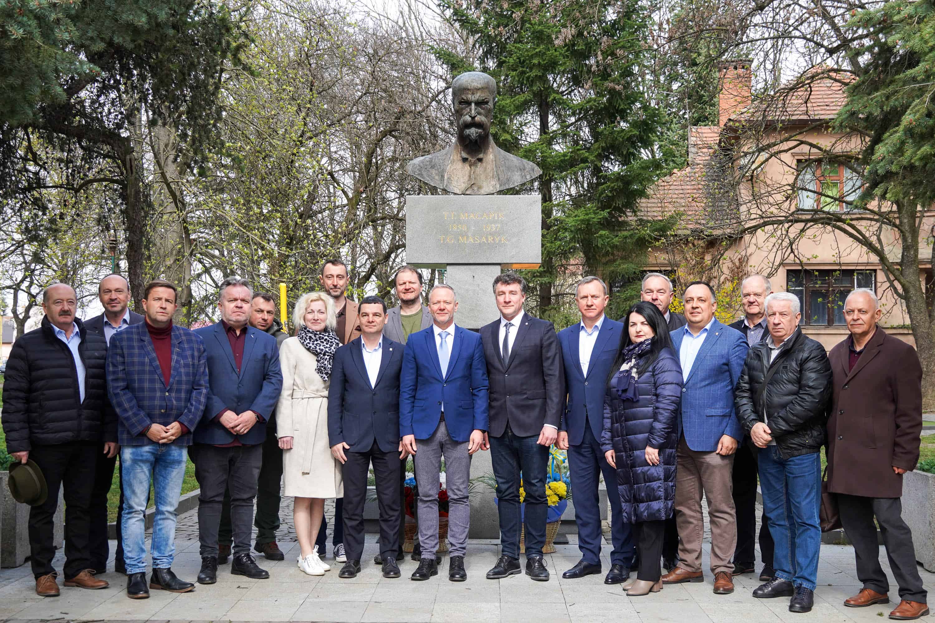 Символ дружби і партнерства: в Ужгороді висадили липу разом із делегацією краю Височина