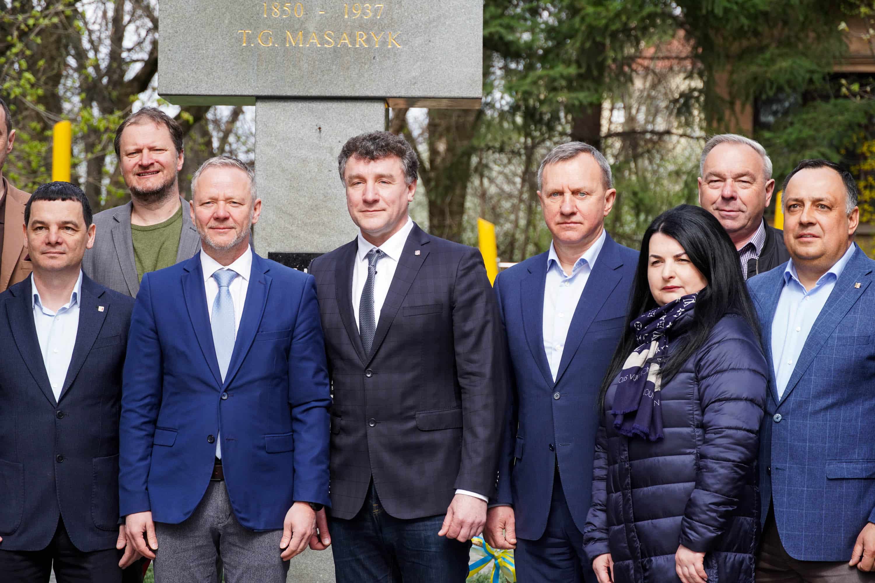 Символ дружби і партнерства: в Ужгороді висадили липу разом із делегацією краю Височина