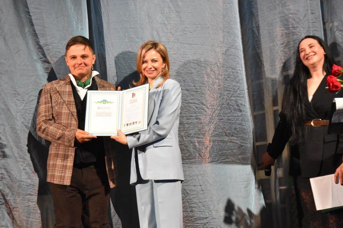 В Ужгороді з нагоди Міжнародного дня театру вітали тих, хто присвятив своє життя сцені