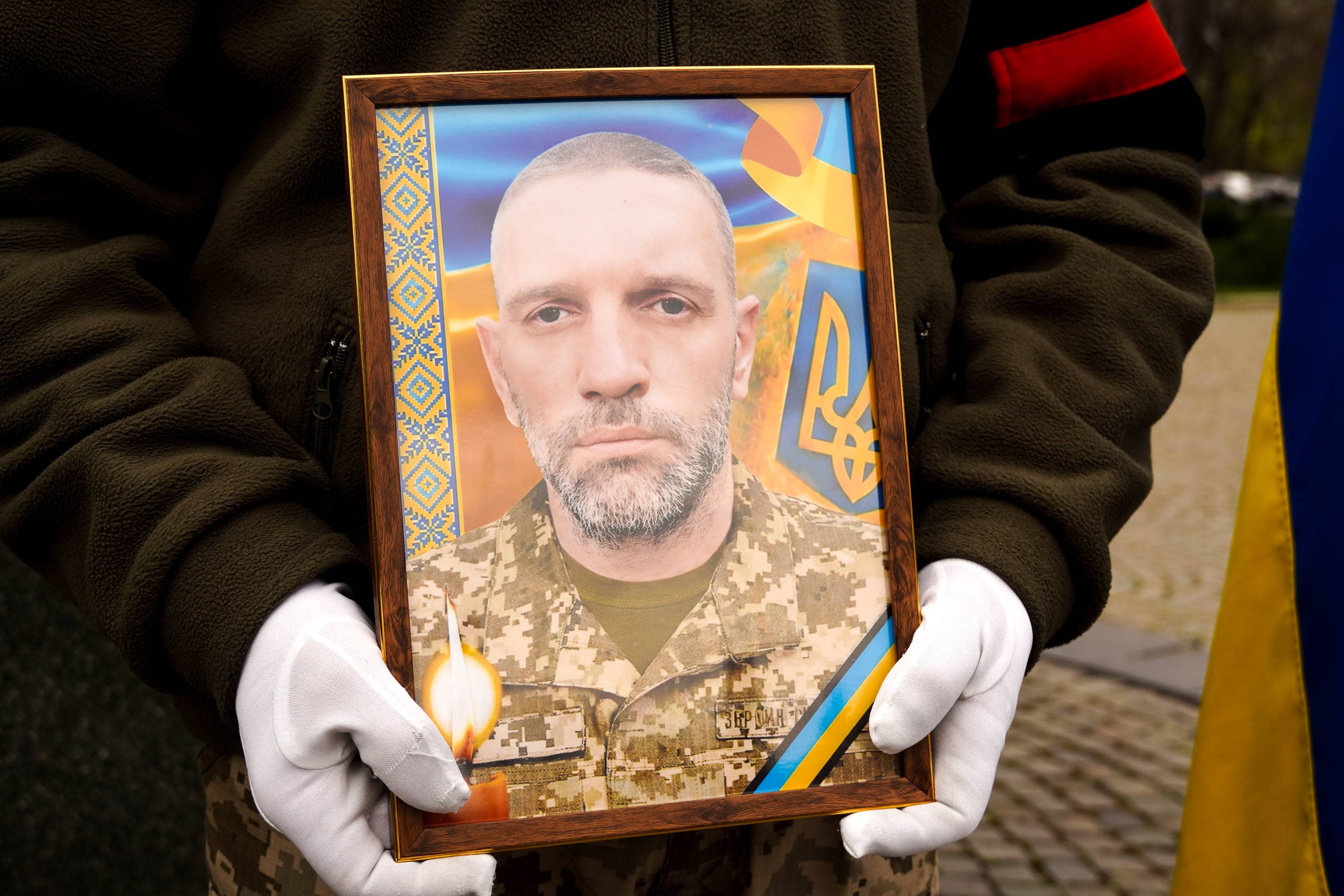 В Ужгороді сьогодні попрощалися із 43-річним солдатом Олександром Луцьом