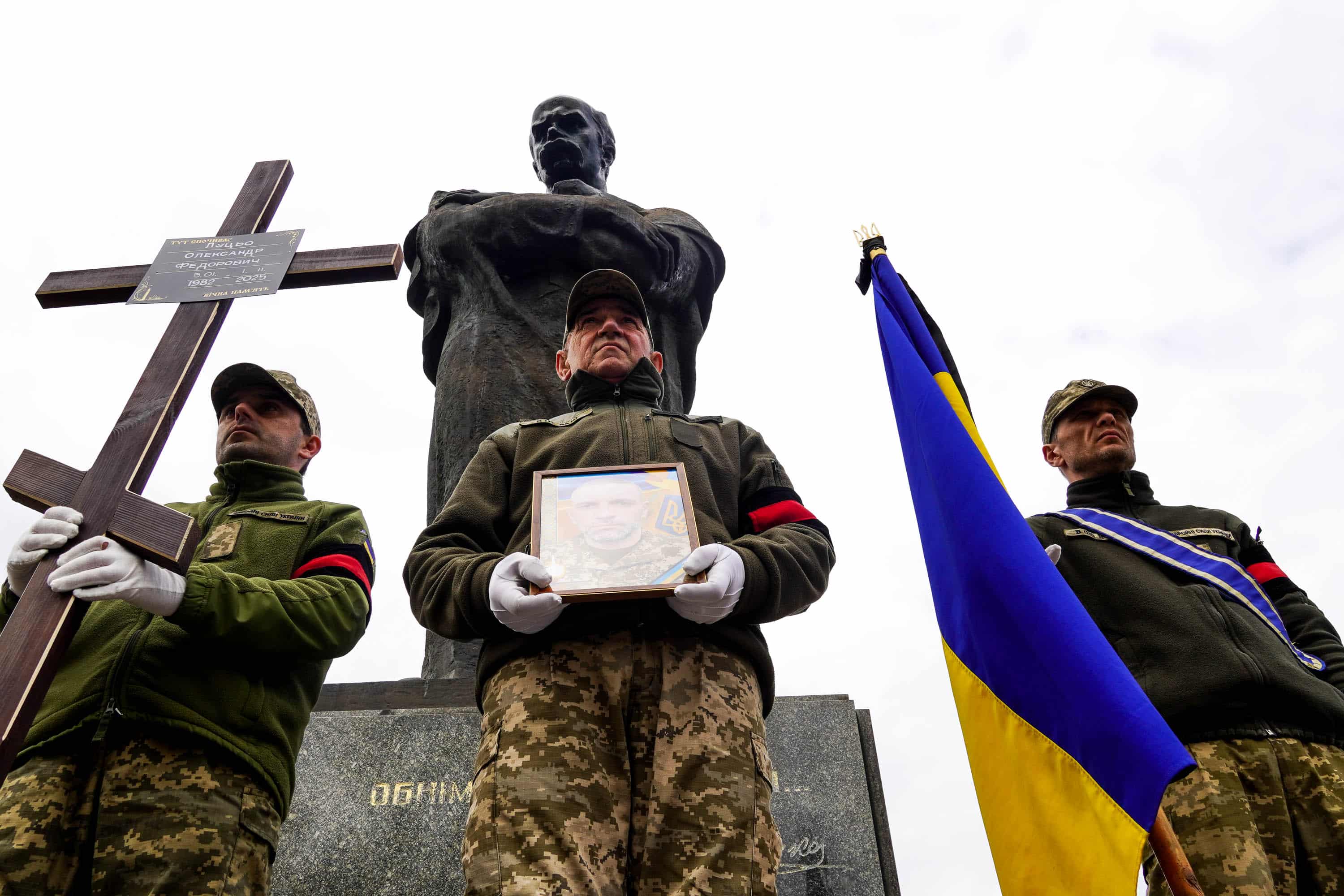 В Ужгороді сьогодні попрощалися із 43-річним солдатом Олександром Луцьом