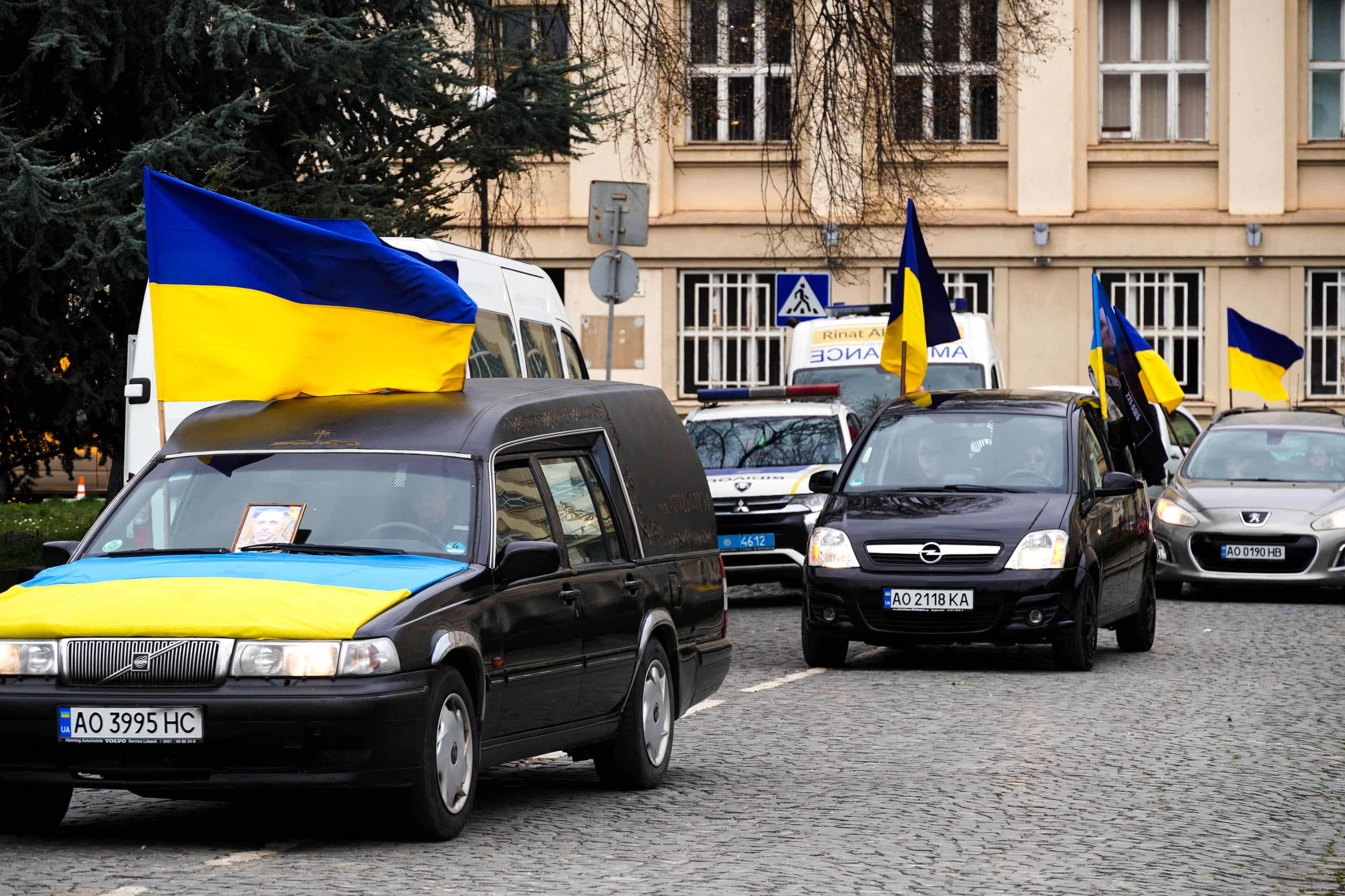 В Ужгороді сьогодні попрощалися із 43-річним солдатом Олександром Луцьом