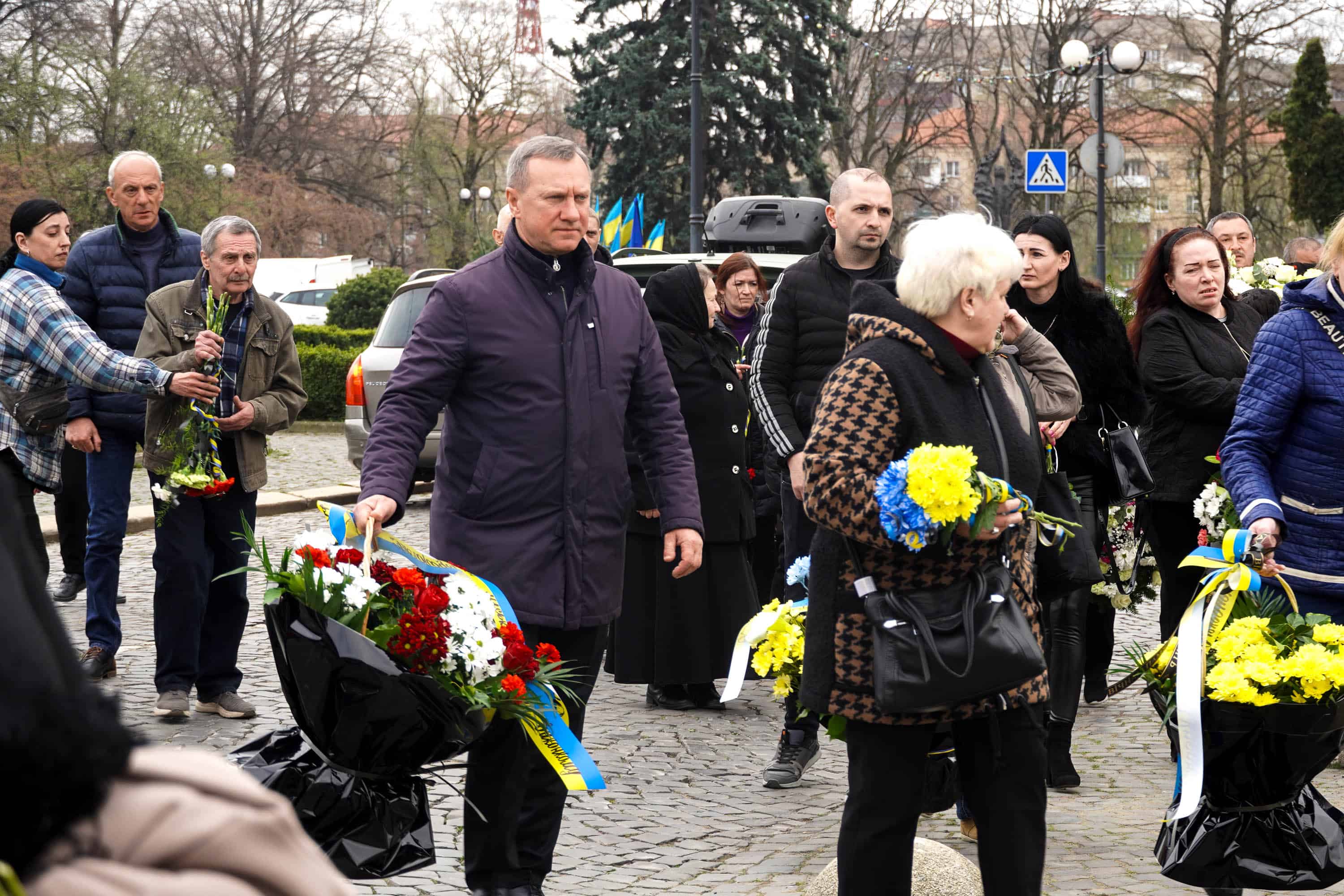 В Ужгороді сьогодні попрощалися із 43-річним солдатом Олександром Луцьом